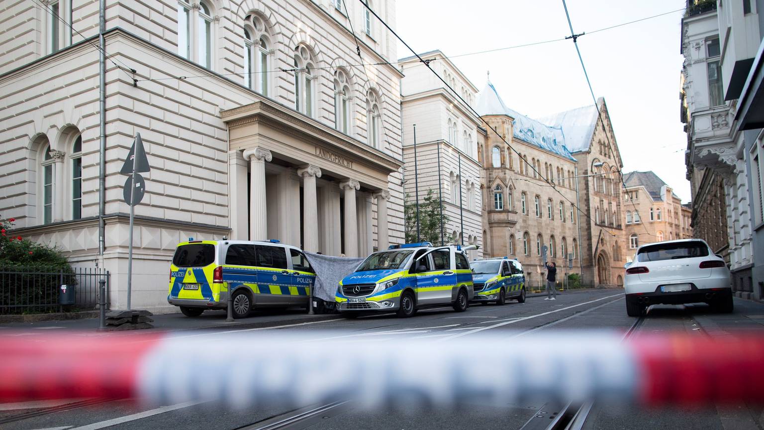 Bonn: Die Polizei hat den Bereich vor dem Bonner Landgericht abgesperrt, wo ein Mann einen menschlichen Kopf vor dem Bonner Landgerichtsgebäude abgelegt hatte