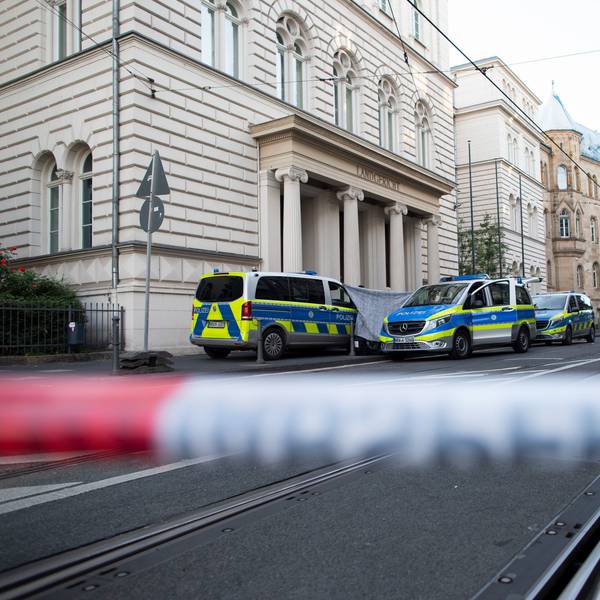 Bonn: Die Polizei hat den Bereich vor dem Bonner Landgericht abgesperrt, wo ein Mann einen menschlichen Kopf vor dem Bonner Landgerichtsgebäude abgelegt hatte