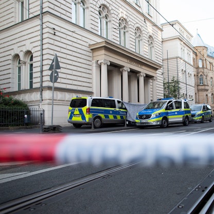 Bonn: Die Polizei hat den Bereich vor dem Bonner Landgericht abgesperrt, wo ein Mann einen menschlichen Kopf vor dem Bonner Landgerichtsgebäude abgelegt hatte
