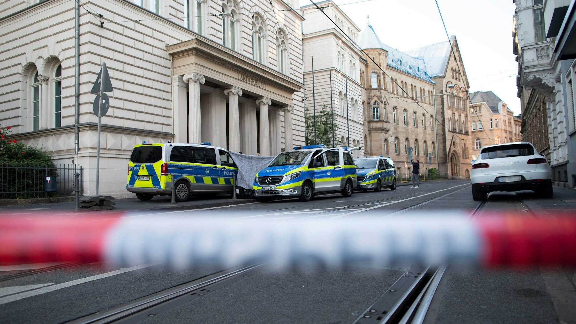 Bonn: Die Polizei hat den Bereich vor dem Bonner Landgericht abgesperrt, wo ein Mann einen menschlichen Kopf vor dem Bonner Landgerichtsgebäude abgelegt hatte