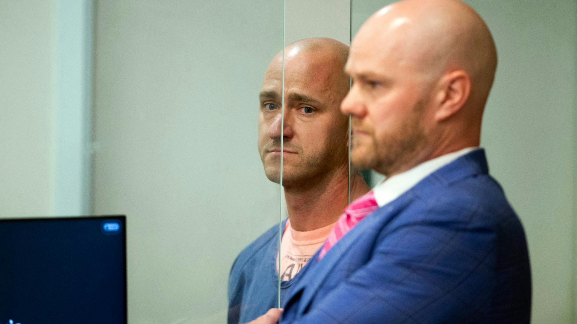 Es ist der Angeklagte zu sehen.