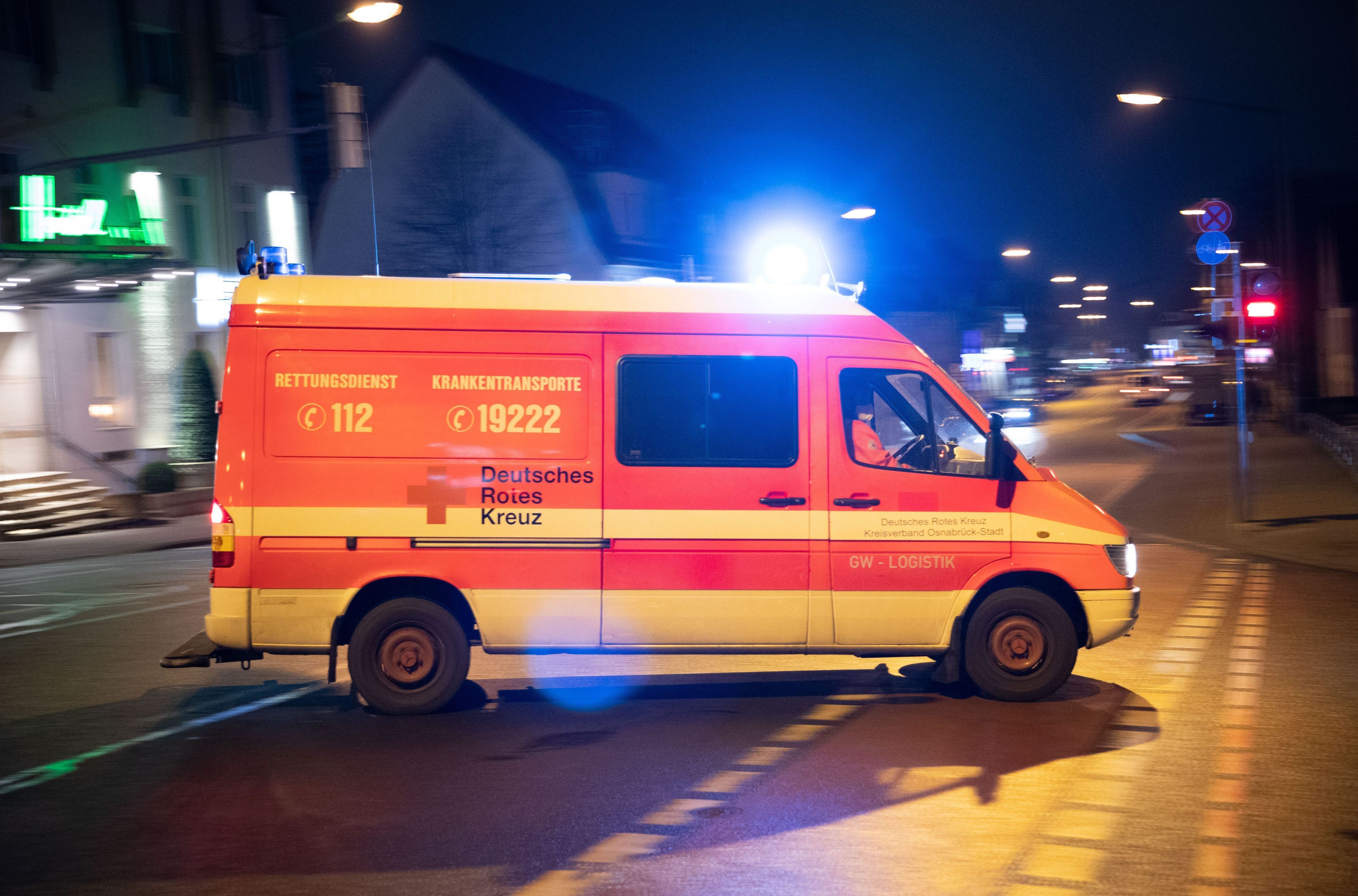 Ein Rettungswagen vom Deutschen Roten Kreuz fährt in eine Evakuierungszone.