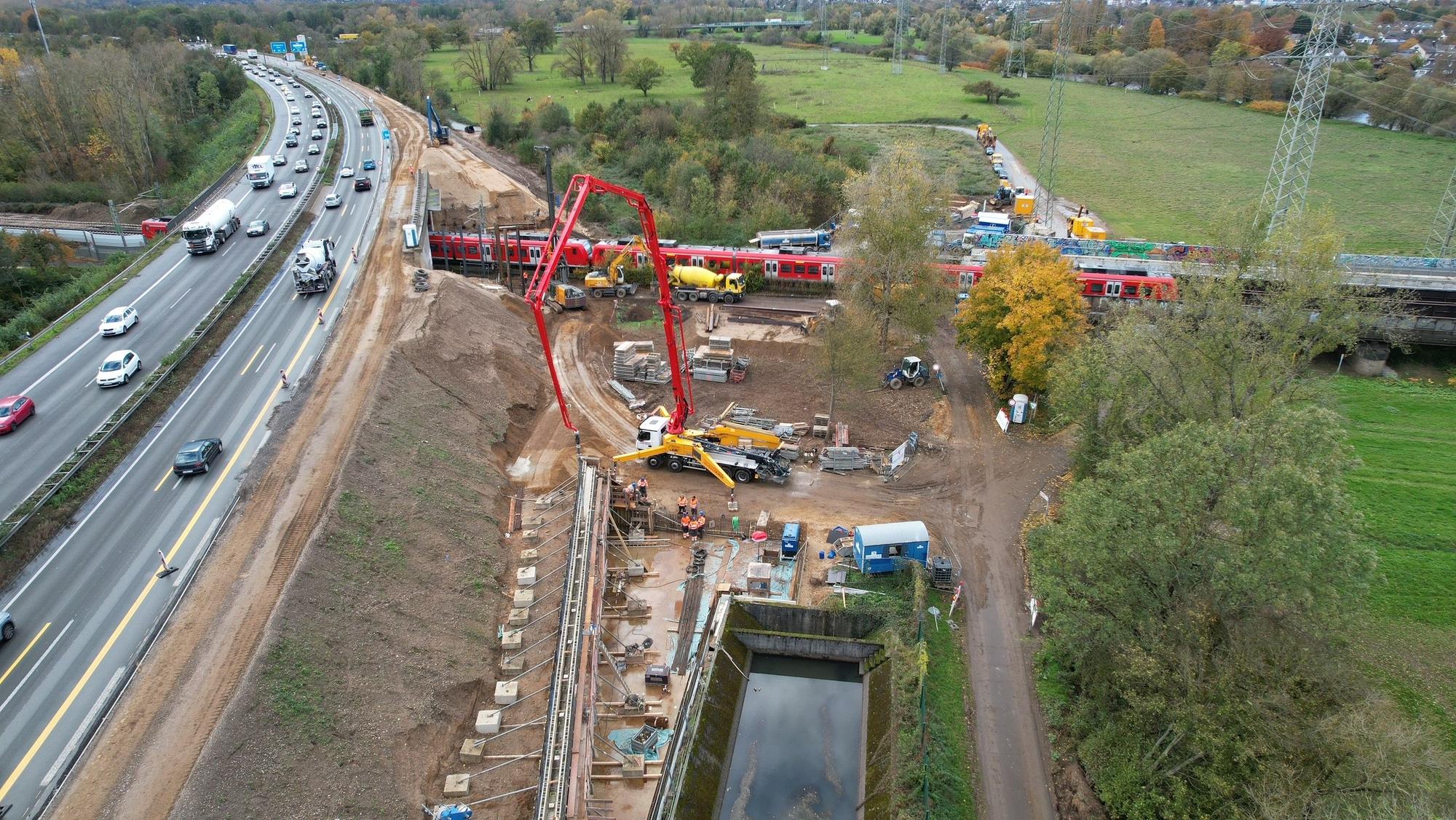 Blick auf eine Großbaustelle neben einer Autobahn