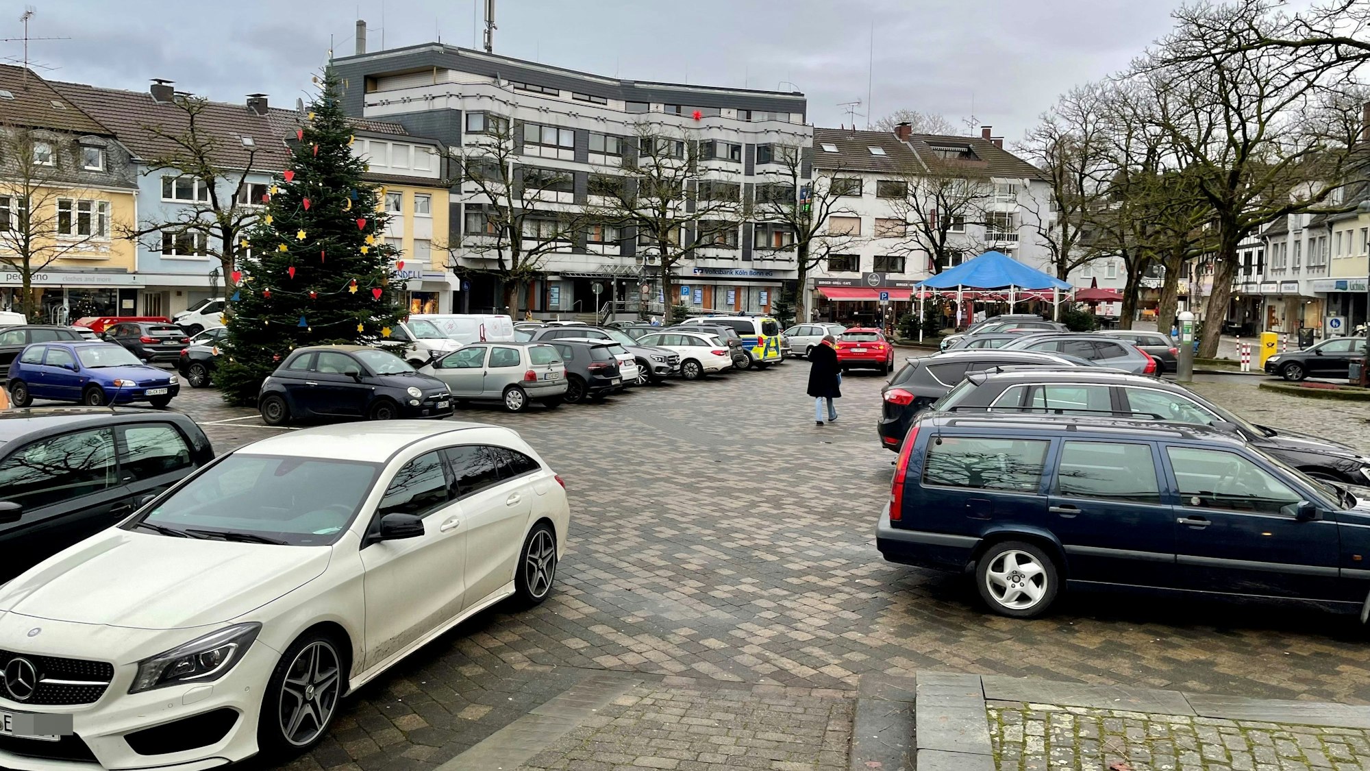 Autos parken auf einer gepflasterten Fläche.