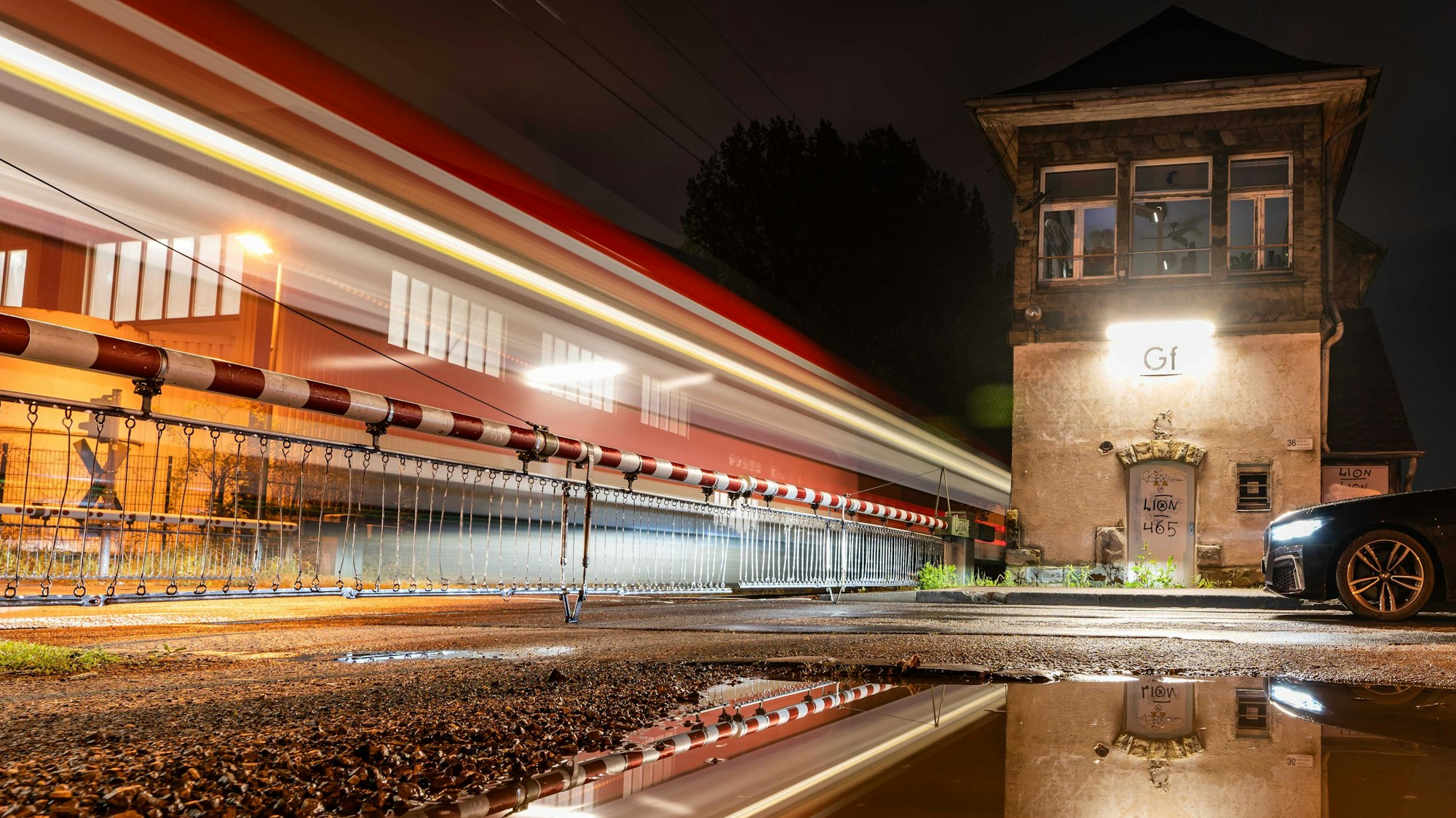 Eine Bahn überquert den Bahnübergang in Bergisch Gladbach.