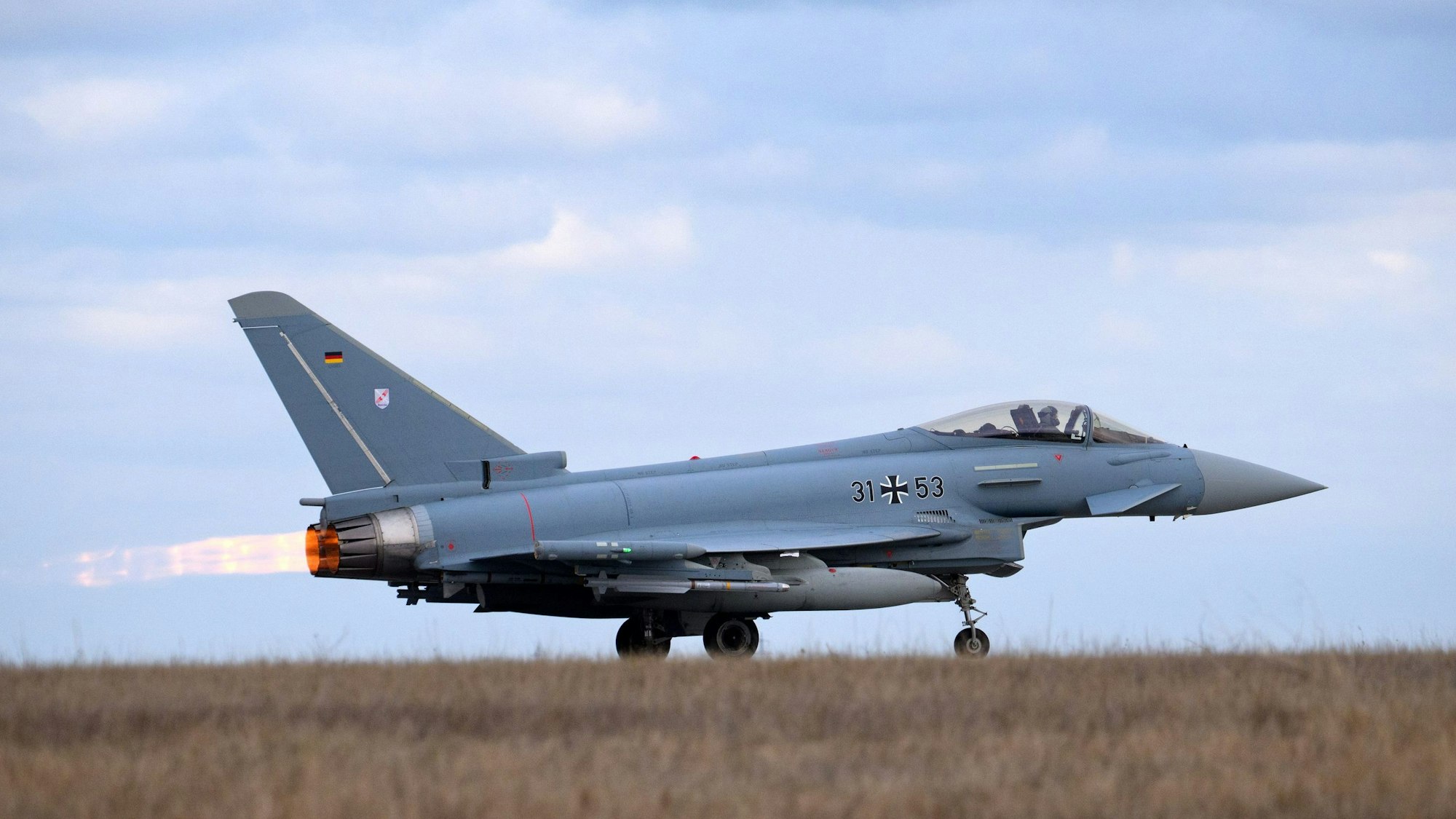Ein deutscher Eurofighter startet auf dem Flugplatz Mihail Kogalniceanu, in der Nähe von Constanta (Rumänien). Die deutsche Luftwaffe überwacht die Grenze zwischen Rumänien und der Ukraine und unterstützt seinen Nato-Partner. (Archivbild)