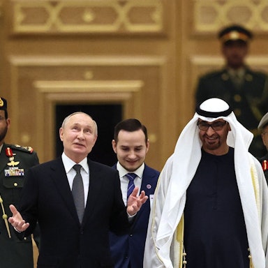 Mohammed bin Zayid Al Nahyan (r), Präsident der Vereinigten Arabischen Emirate, und Wladimir Putin, Präsident von Russland,