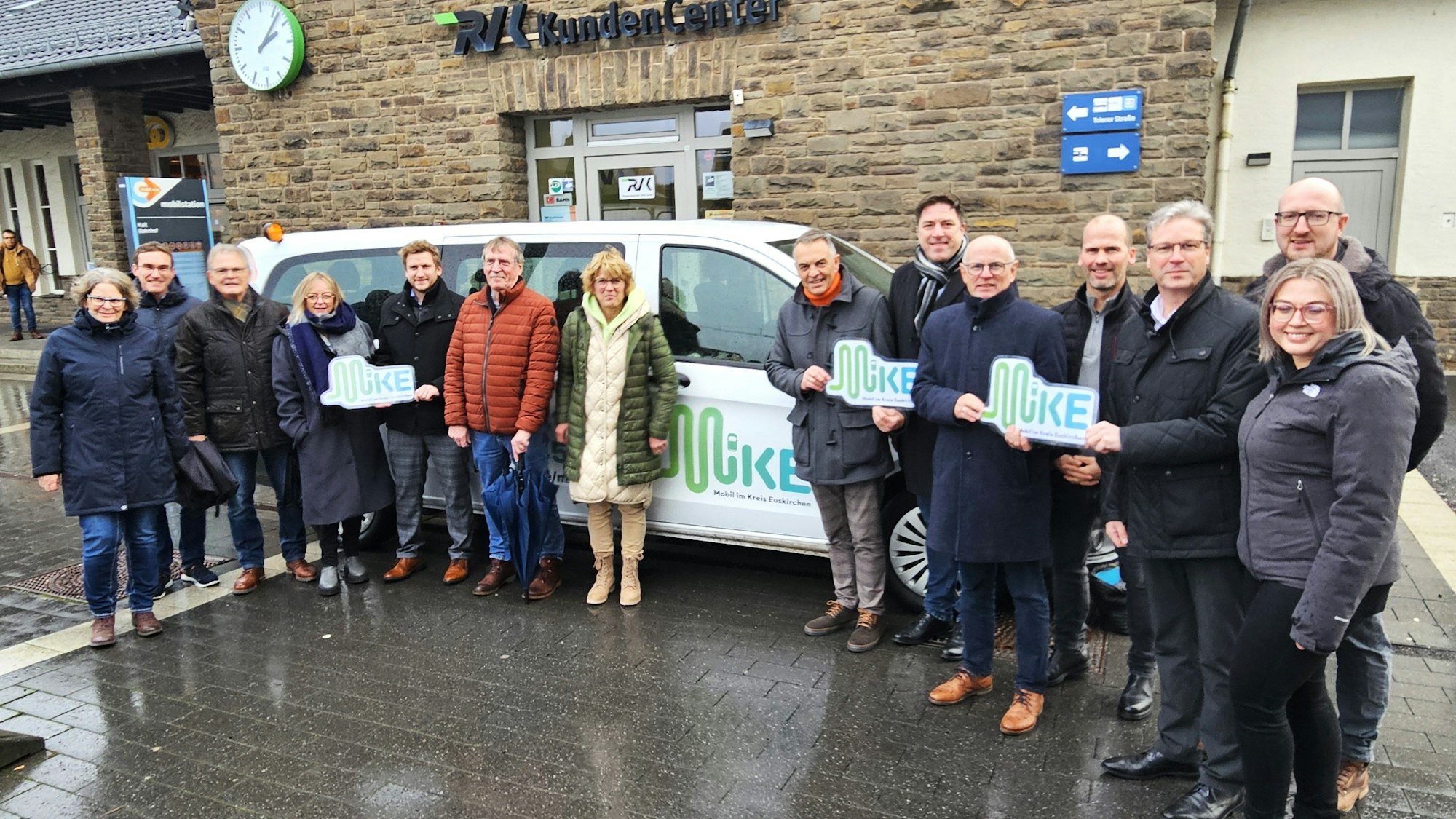 Auf dem Foto stehen Vertreter vom Kreis Euskirchen, der RVK und der Kommunen vor einem Taxibus.