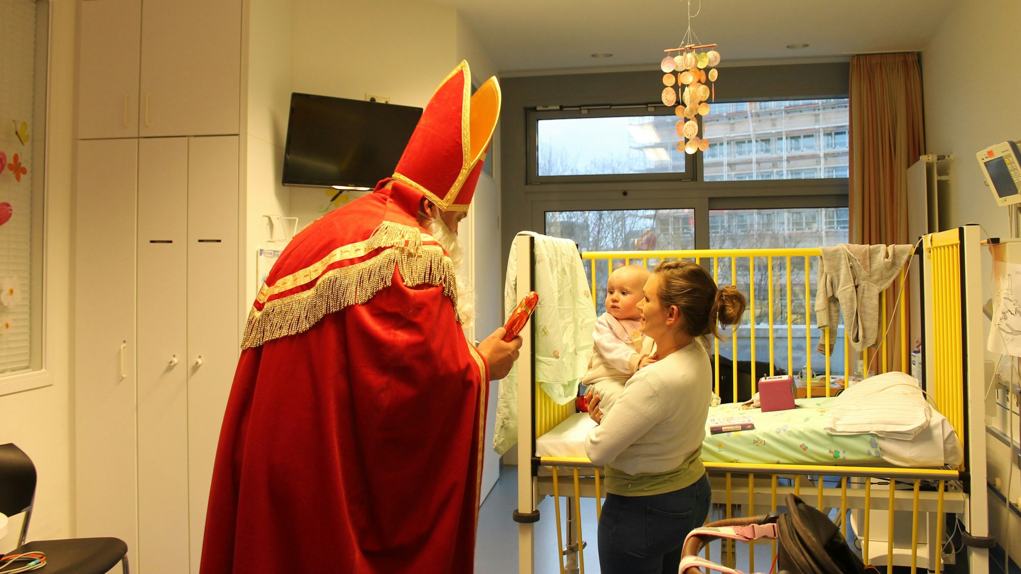 Der Nikolaus hat die Kinder der Asklepios-Klinik Sankt Augustin besucht.