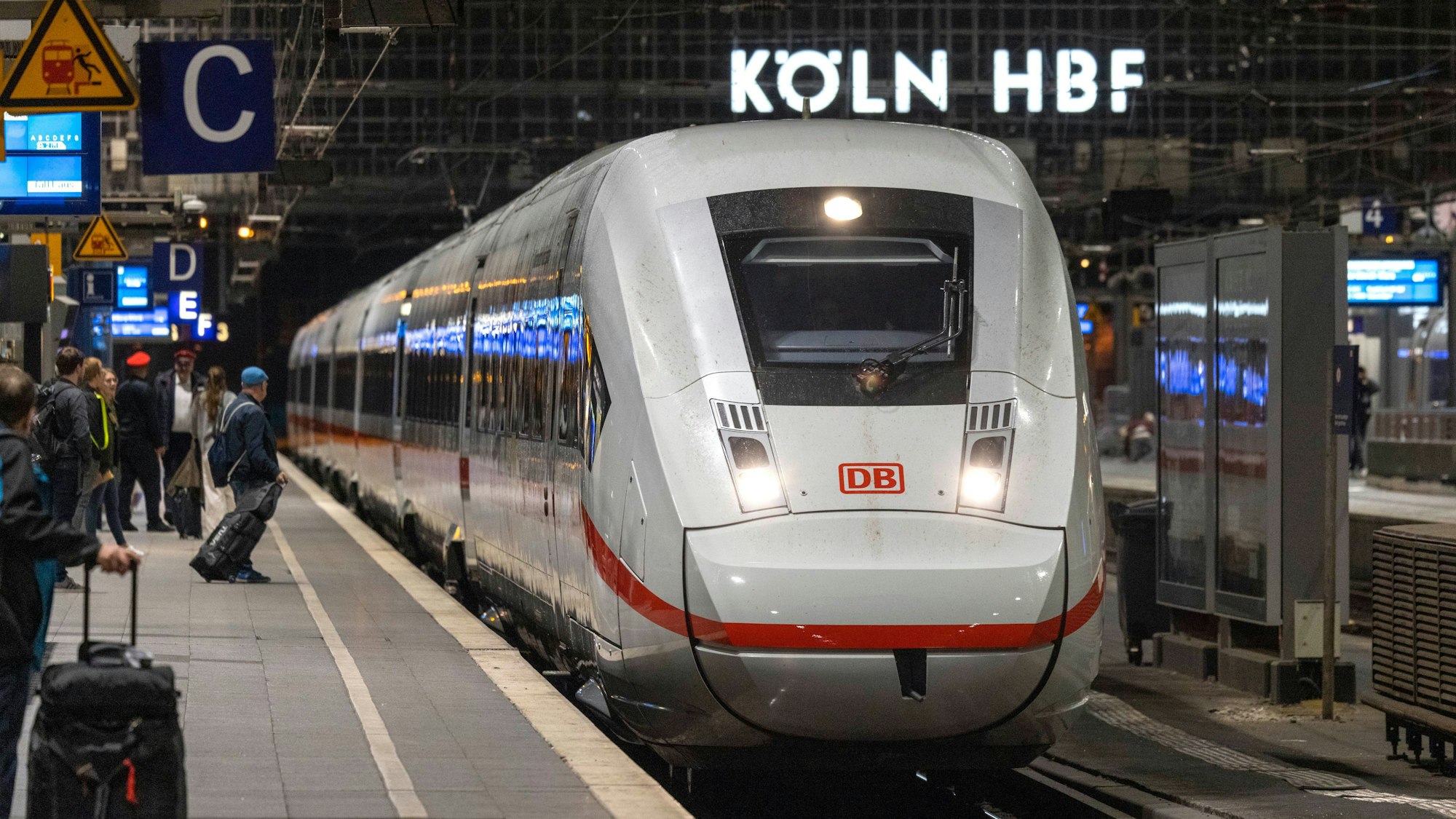 Ein ICE im Kölner Hauptbahnhof. Die Bahn hat einen „Spiegel“-Bericht zu geplanten Sitzplatz-Streichungen dementiert. (Archivbild)