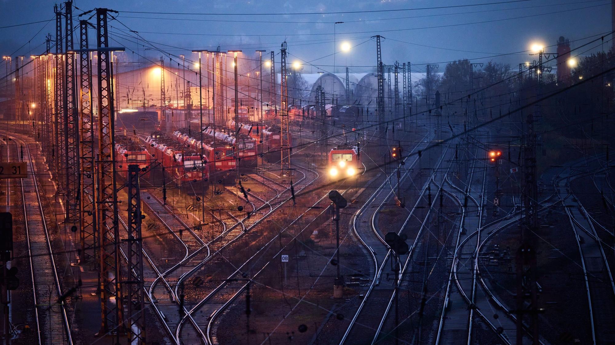 Lokomotiven stehen während des bundesweiten Warnstreiks bei der Deutschen Bahn im Rangierbahnhof Hagen-Vorhalle. (Archivbild)