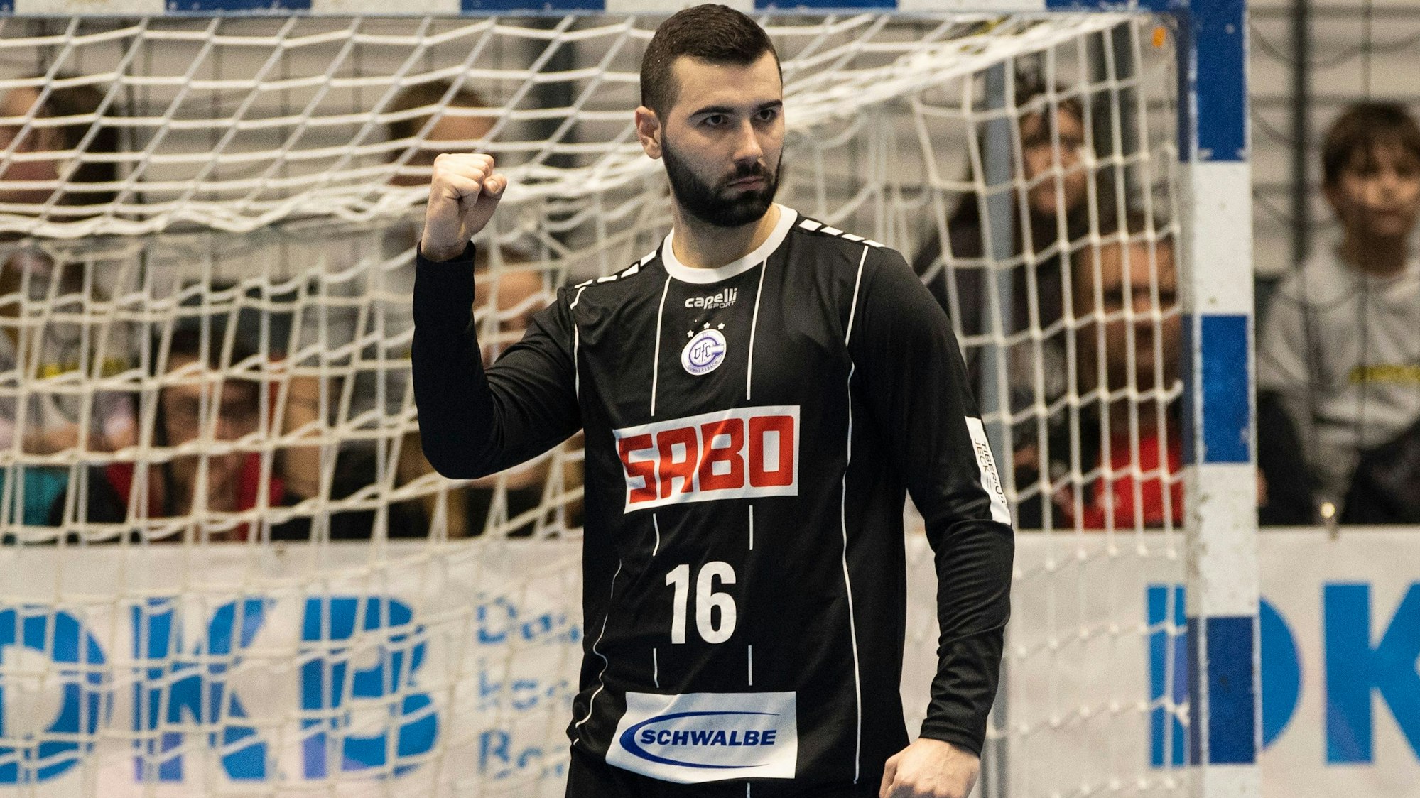 VfL-Torhüter Tibor Ivanisevic ballt die Faust nach einer Parade.