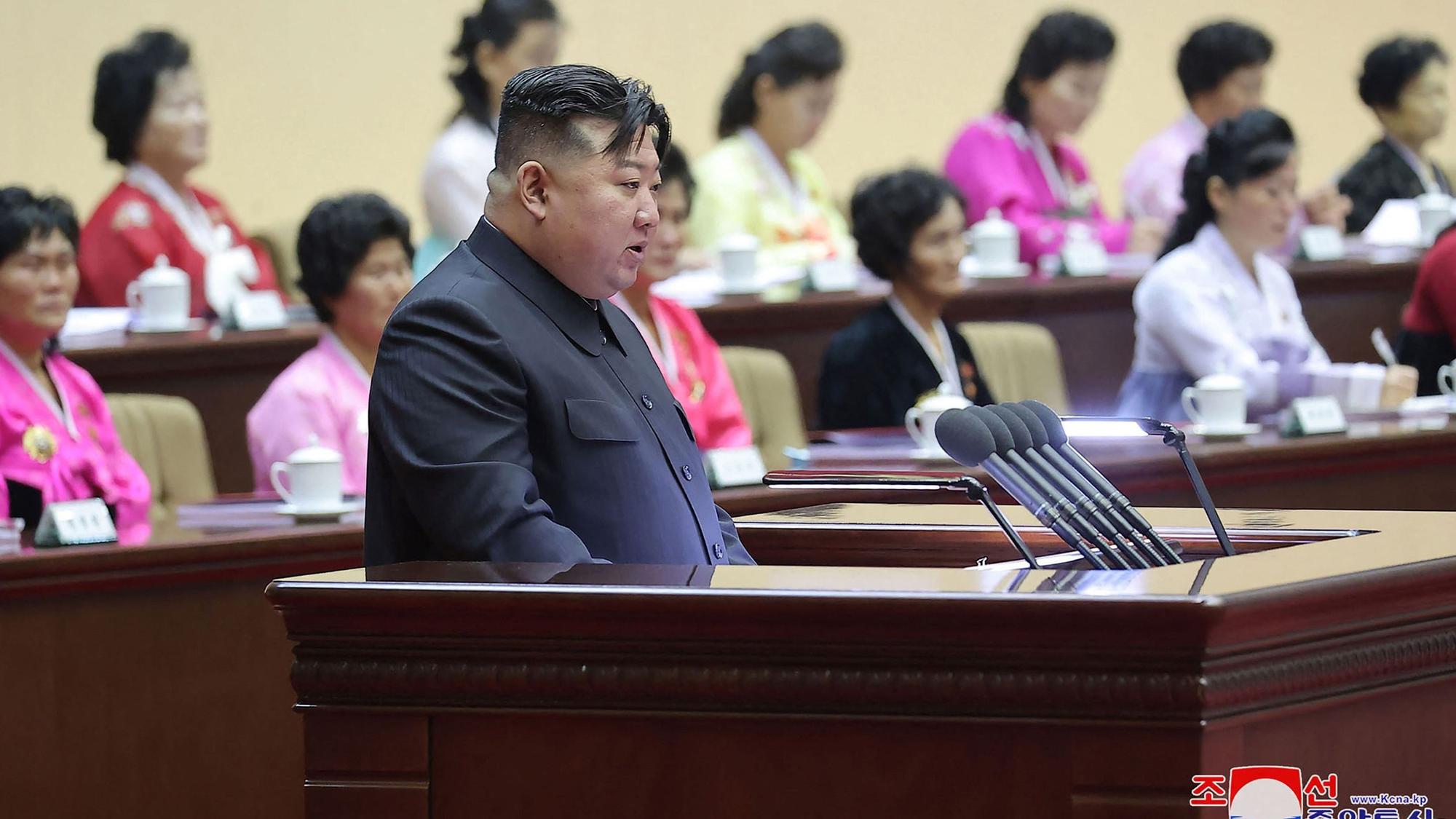 Nordkoreas Machthaber Kim Jong Un am Rednerpult.
