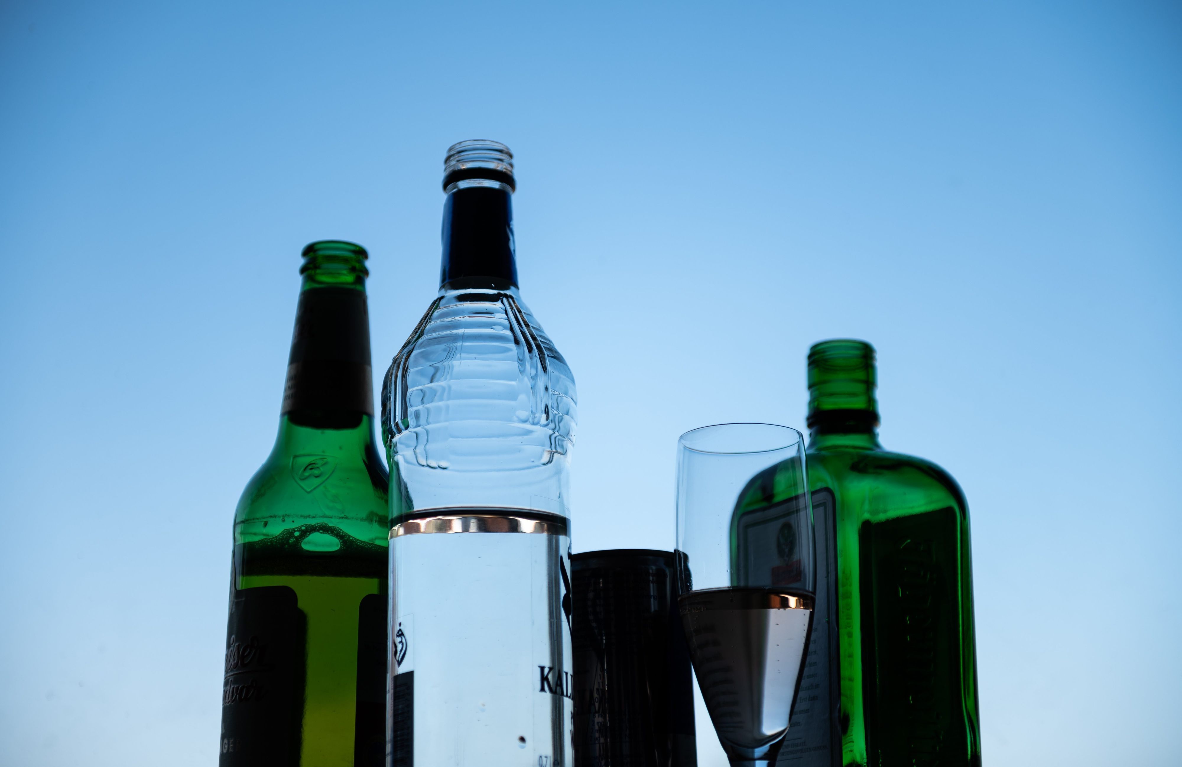 Verschiedene alkoholische Getränke stehen auf der Fensterbank.