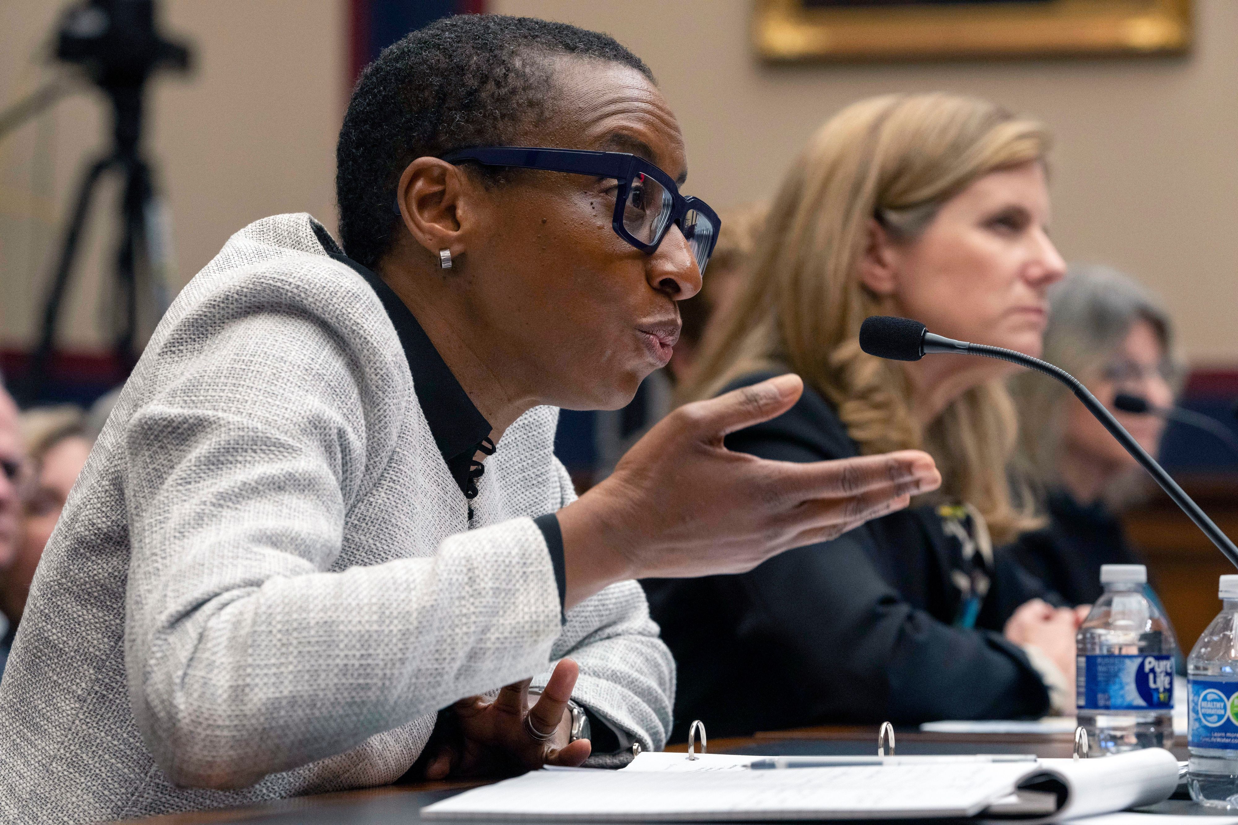 Harvard-Präsidentin Claudine Gay (l) spricht während einer Anhörung des Bildungsausschusses des Repräsentantenhauses auf dem Capitol Hill, während Liz Magill, Präsidentin der University of Pennsylvania, zuhört. Beide stehen nach der Anhörung stark in der Kritik.