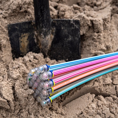 Glasfaserkabel liegen auf einer Baustelle.