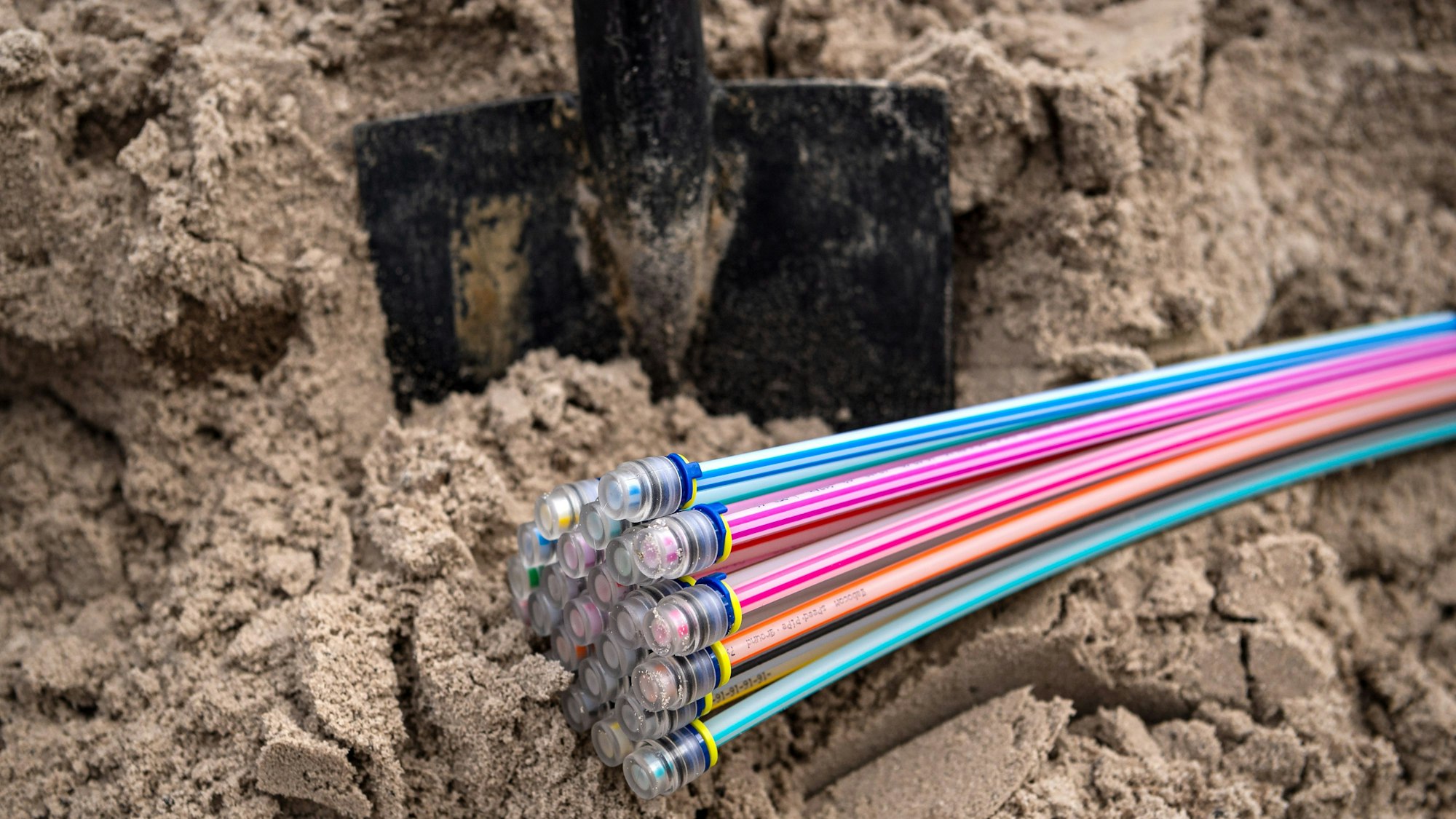 Glasfaserkabel liegen auf einer Baustelle.