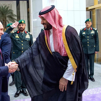 Wladimir Putin beim Handschlag mit Kronprinz Mohammed bin Salman nach seiner Ankunft in Saudi-Arabien. Zuvor hatte der Kremlchef Abu Dhabi besucht.