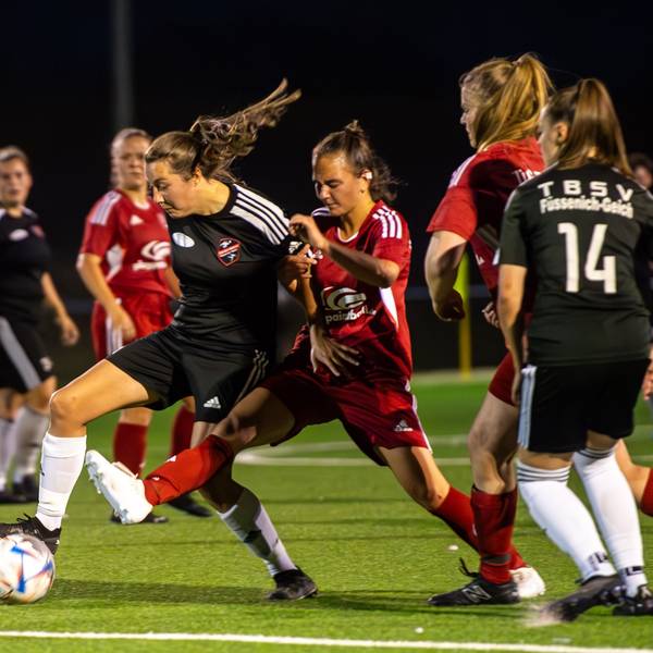 Marie Nolden vom TB-SV Füssenich-Geich setzt sich in dieser Szene im Pokalfinale gegen Zülpicher Spielerinnen durch.