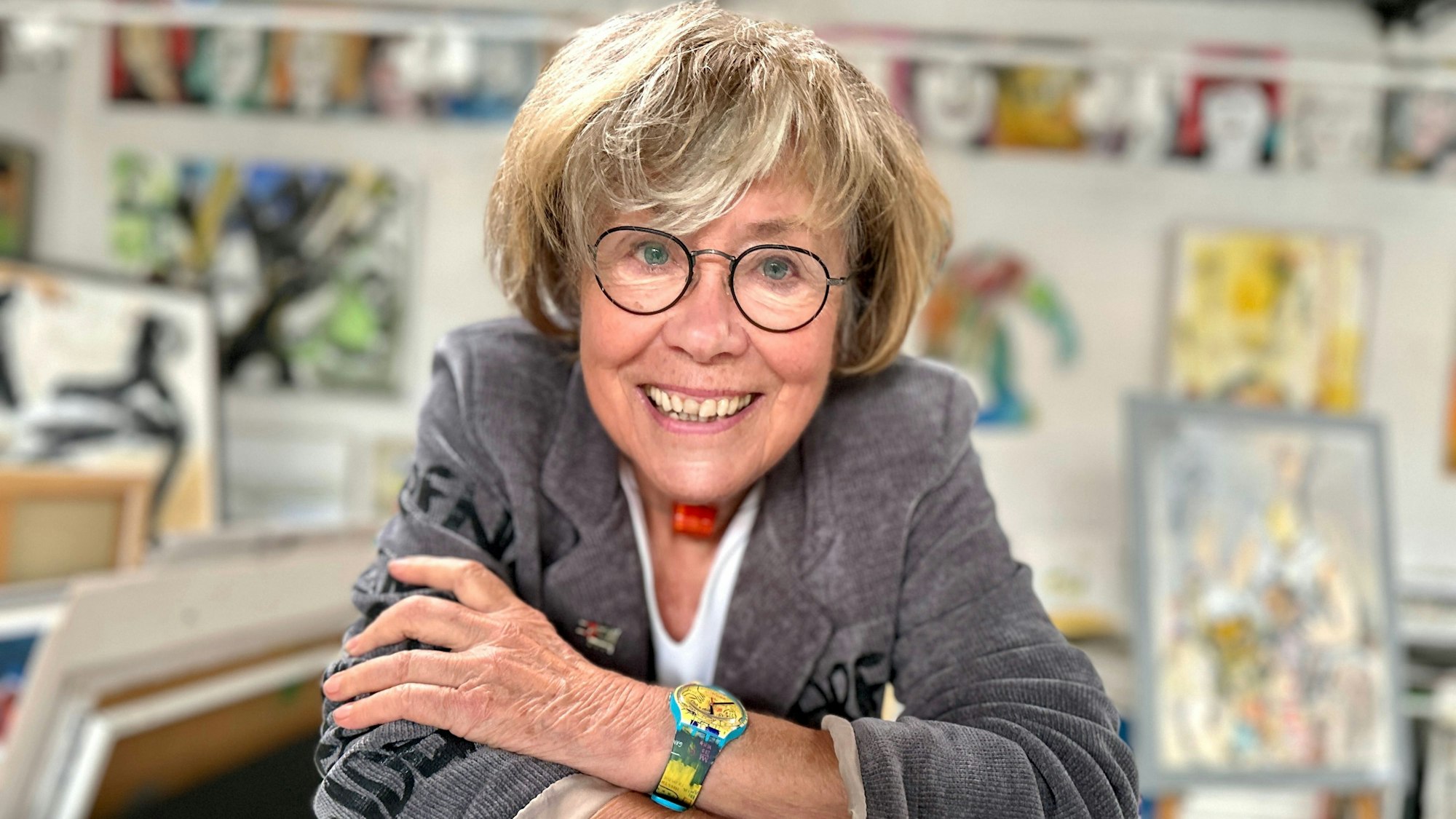 Zu sehen ist die Kölner Künstlerin Gerda Laufenberg in ihrem Atelier.