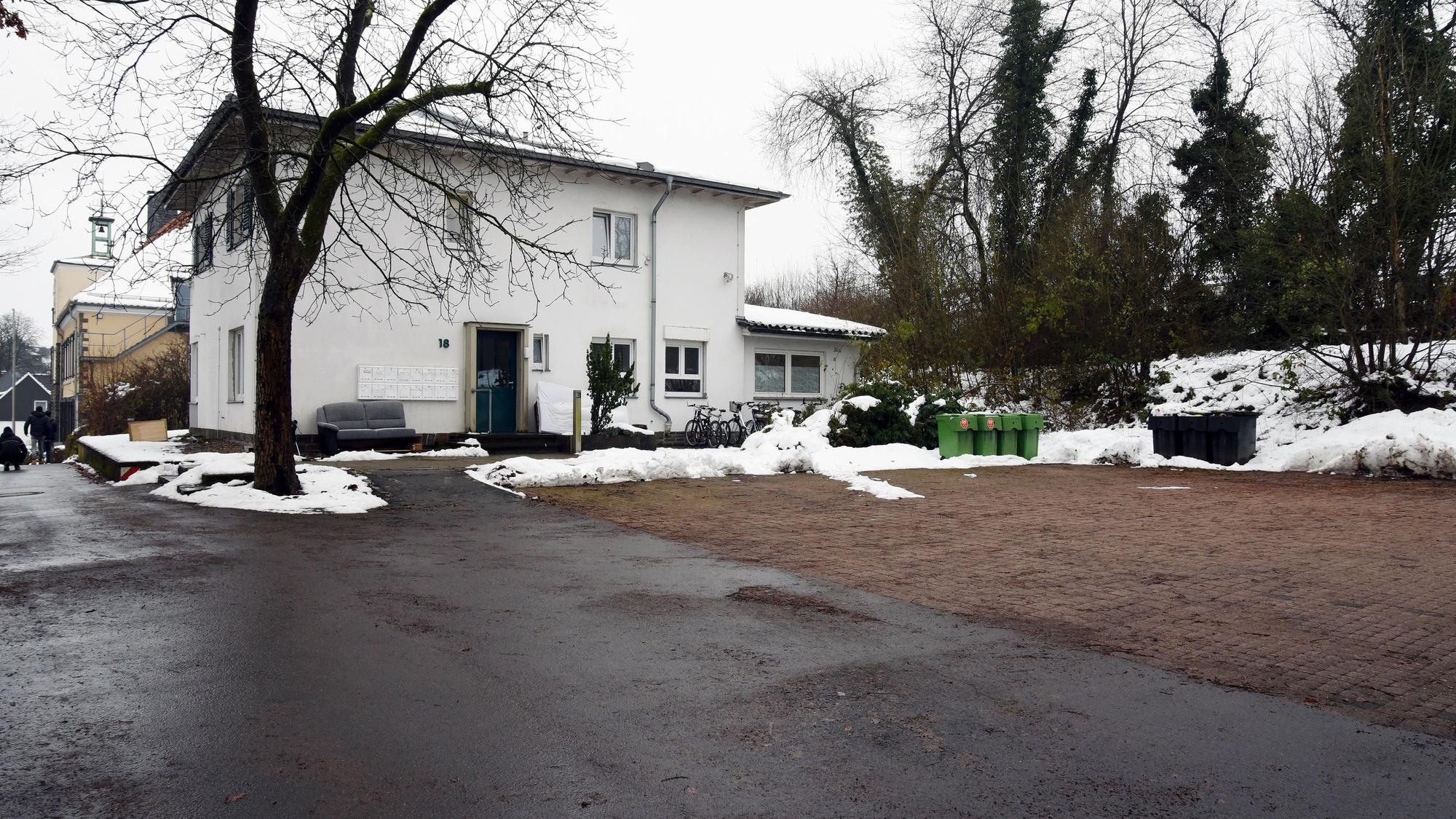 Auf dem Foto ist eine Freifläche vor dem Nebengebäude des Rathauses in Marienheide zu sehen. Dort sollen Wohncontainer für Geflüchtete aufgebaut werden.