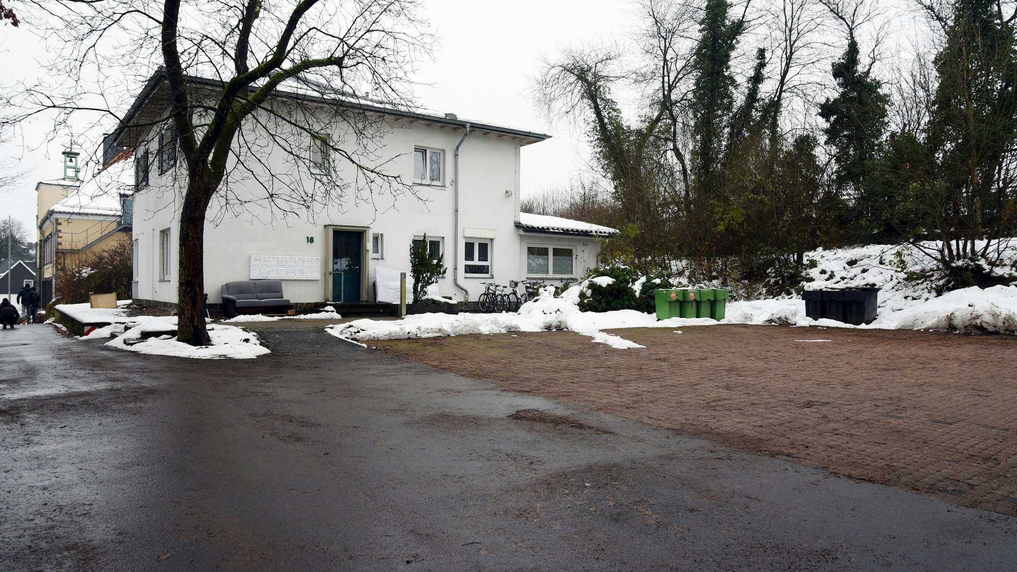 Auf dem Foto ist eine Freifläche vor dem Nebengebäude des Rathauses in Marienheide zu sehen. Dort sollen Wohncontainer für Geflüchtete aufgebaut werden.