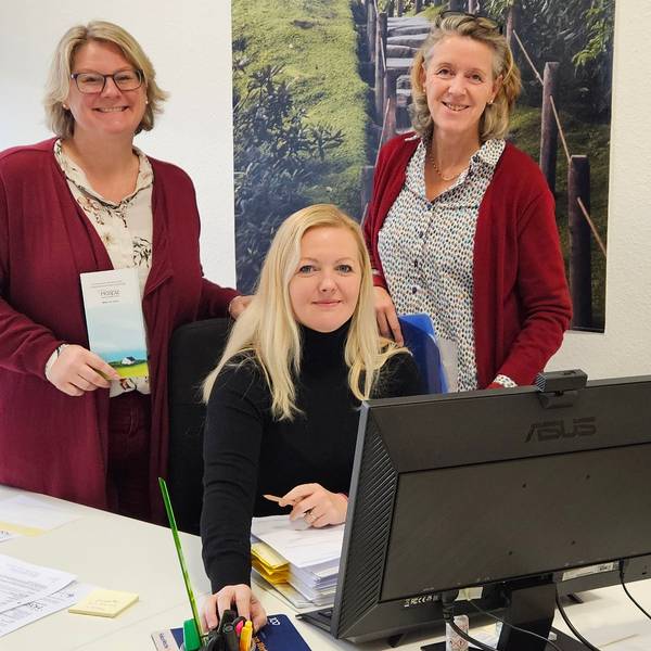 Auf dem Foto sind Sophie Rosenberger, Helena Gerl und Maria Riederer zu sehen. Sie besetzen die Geschäftsstelle des Hospizes Bedburg/Bergheim/Elsdorf in den neuen Räumen an der Zeissstraße in Bergheim.