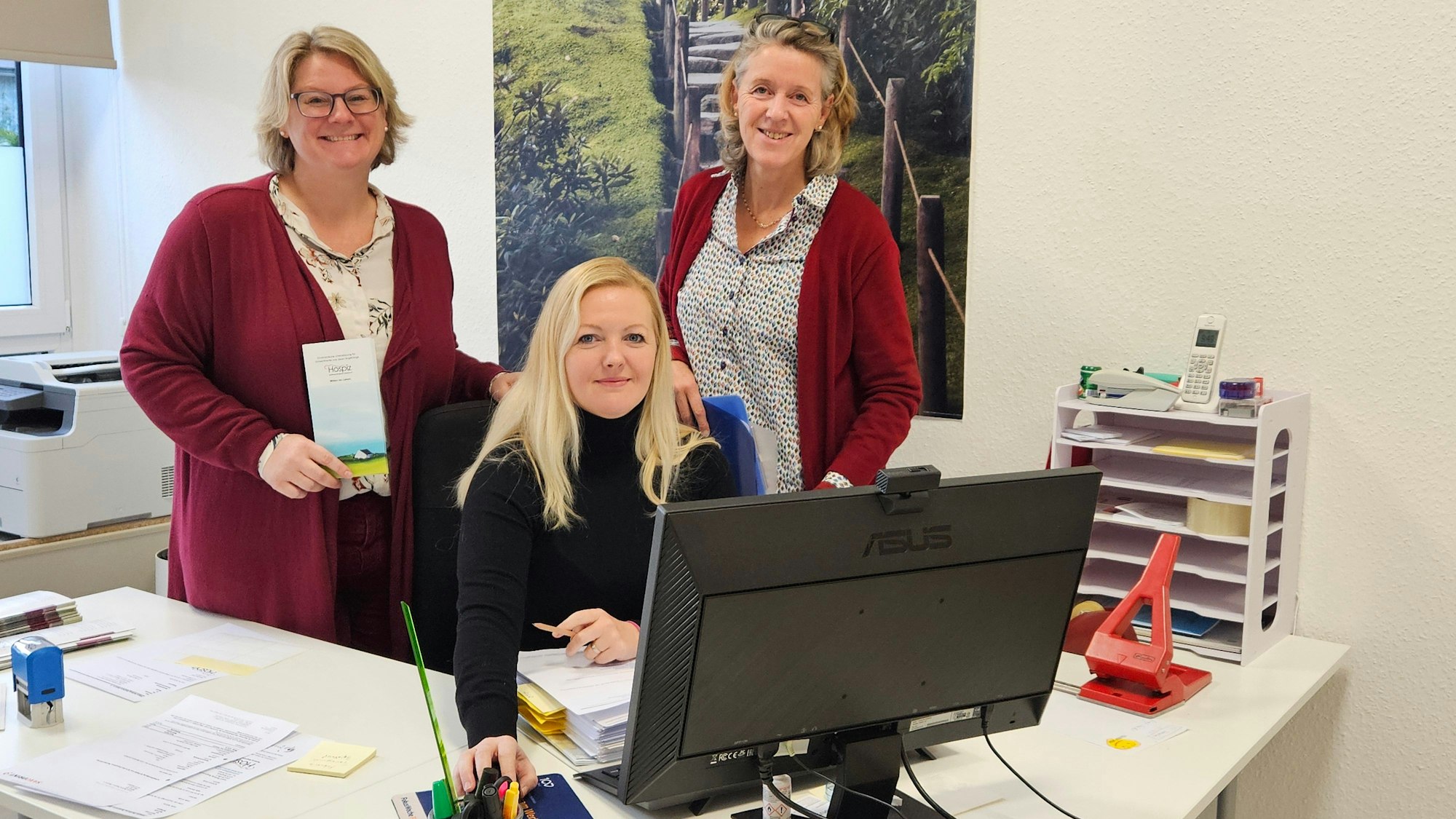 Auf dem Foto sind Sophie Rosenberger, Helena Gerl und Maria Riederer zu sehen. Sie besetzen die Geschäftsstelle des Hospizes Bedburg/Bergheim/Elsdorf in den neuen Räumen an der Zeissstraße in Bergheim.