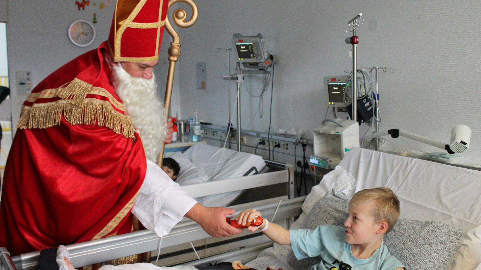 Der Nikolaus hat die Kinder der Asklepios-Klinik Sankt Augustin besucht.