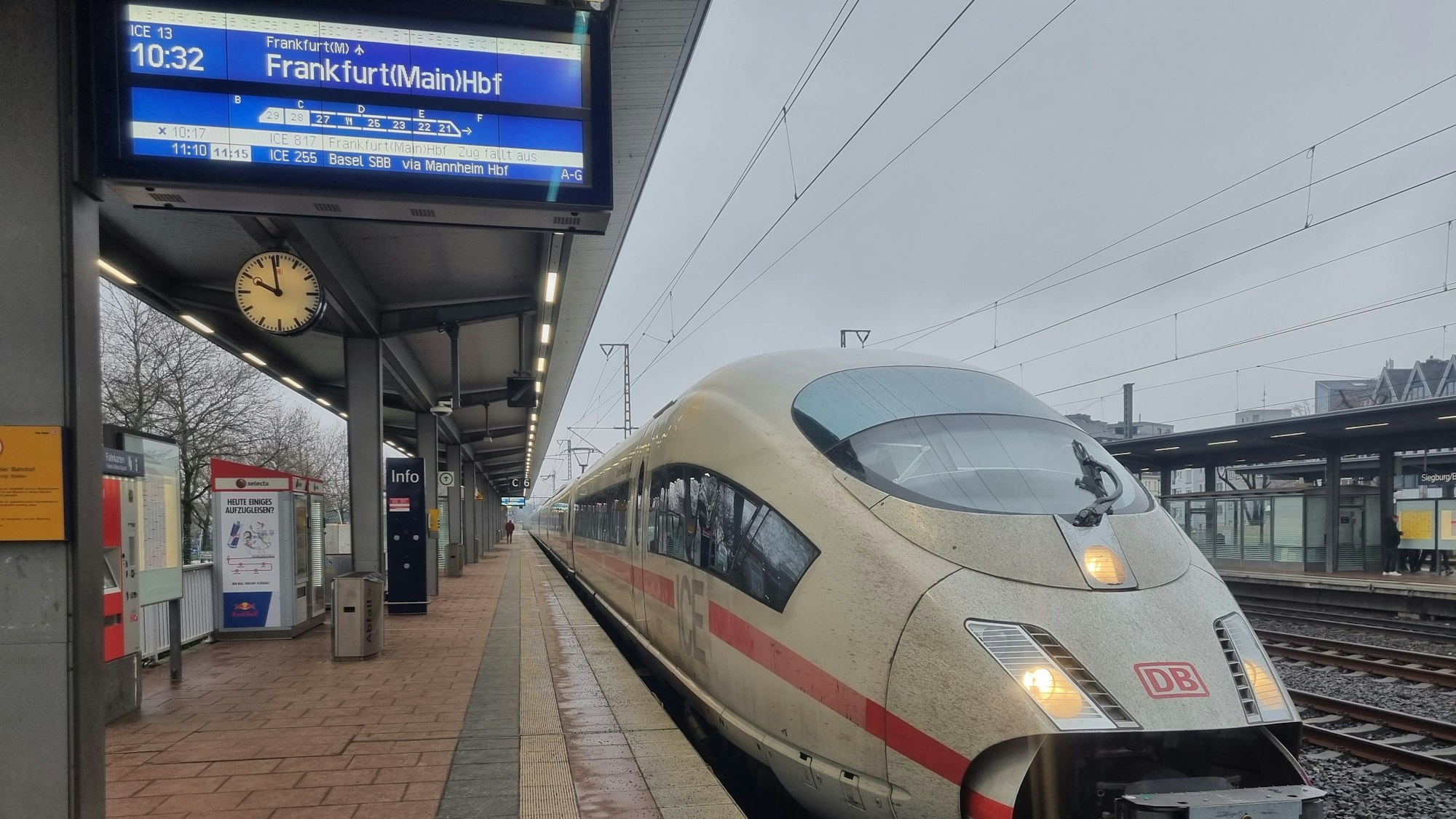 Ein defekter ICE steht auf Gleis 6 des Siegburger Bahnhofs.