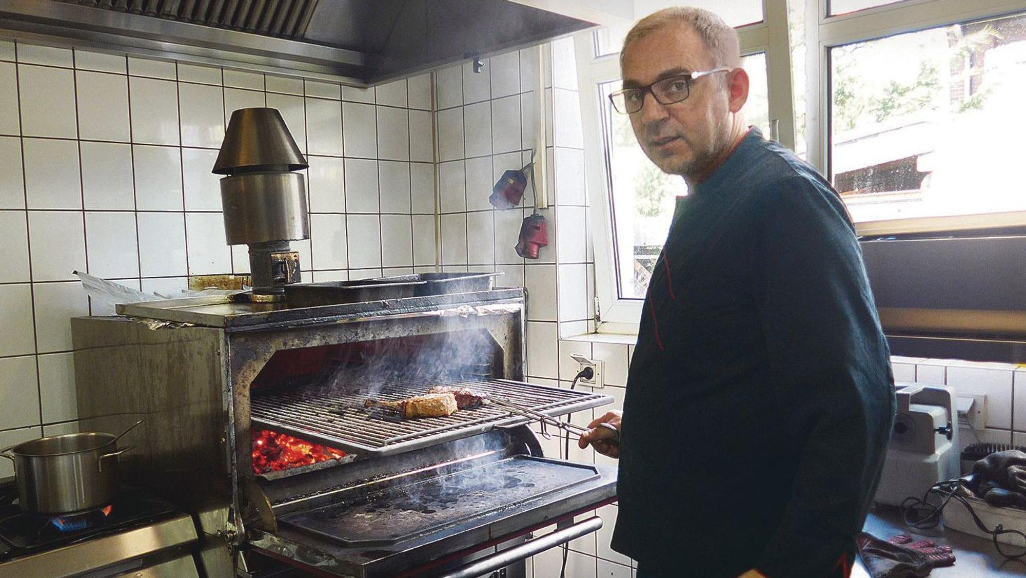 Stanislav Peraic bereitet Fleisch und Gemüse im Josper-Grill zu.