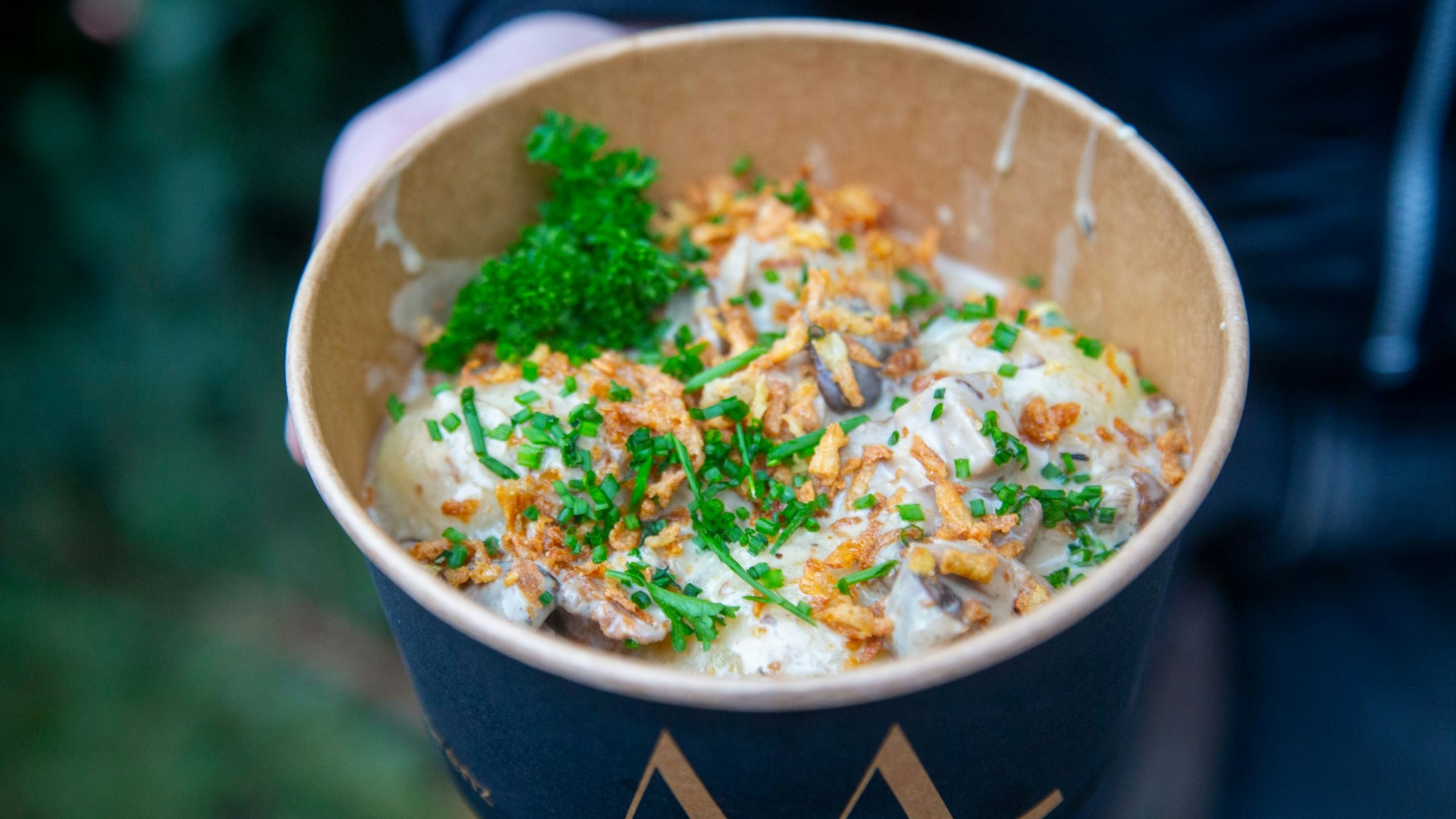 Bio-Kartoffelklöße mit Waldpilzrahm-Sauce.