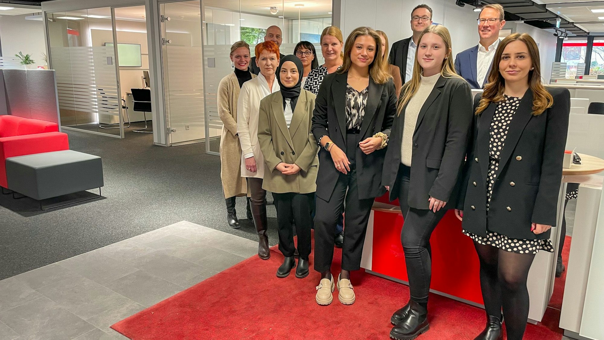 Das Team freut sich über die Eröffnung. Auch der Eingangsbereich sieht jetzt ganz anders aus.