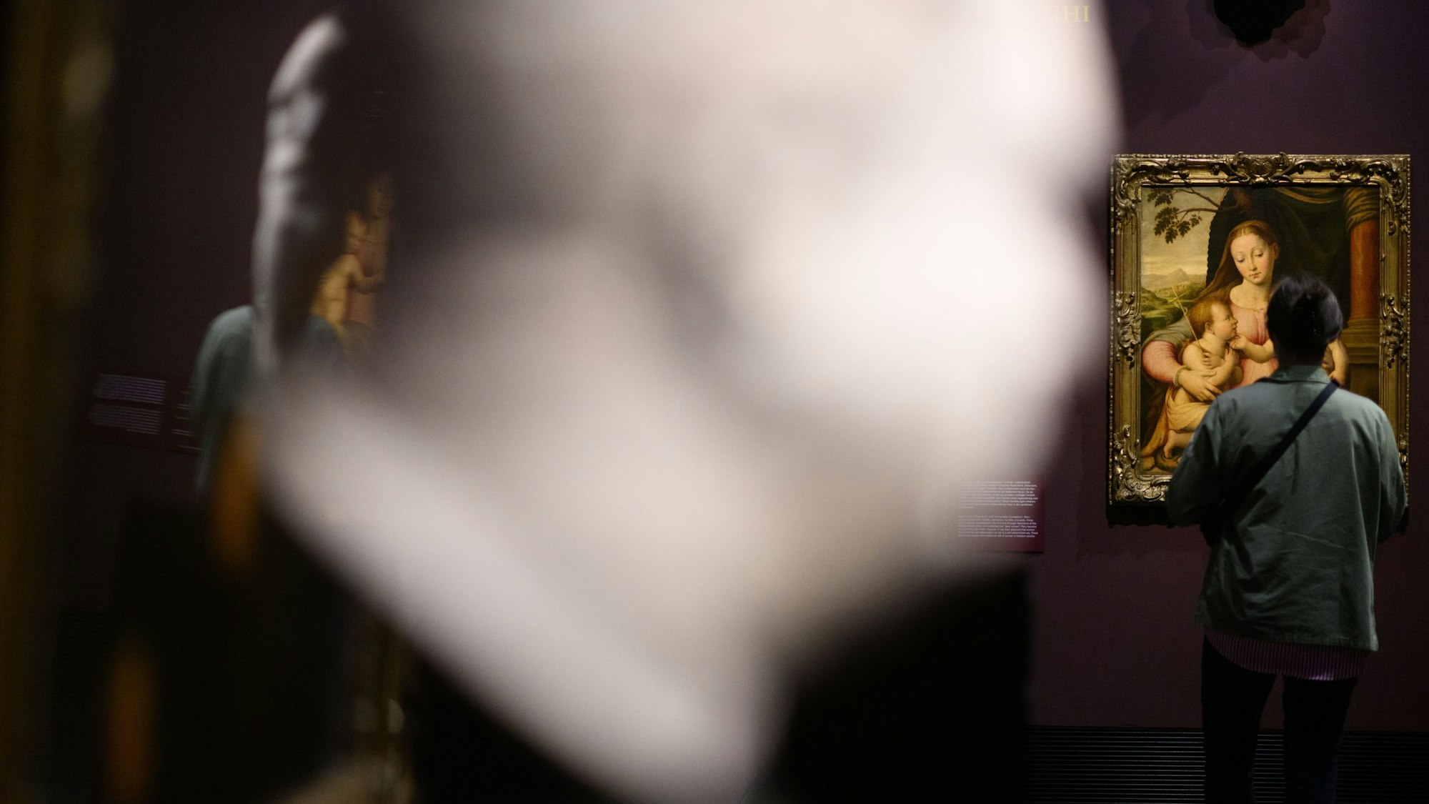 Eine Teilnehmerin des Presserundgangs zur Ausstellung «Aus dem Schatten. Künstlerinnen vom 16. bis zum 18. Jahrhundert» der Staatlichen Kunstsammlungen Dresden steht im Semper-Kabinett der Gemäldegalerie Alte Meister vor dem Ölgemälde von Barbara Longhi mit dem Titel "Madonna mit dem Kind und dem Johannesknaben".