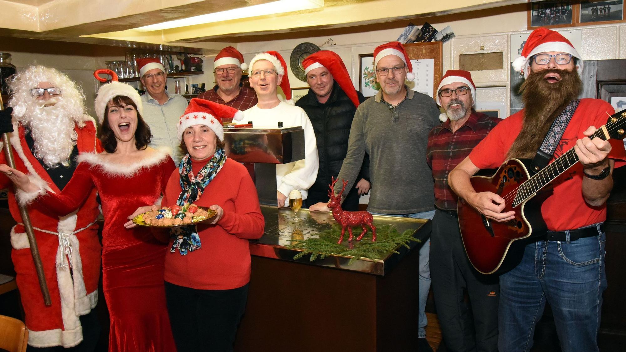 Foto von Menschen, die sich als Nikolaus verkleidet haben.