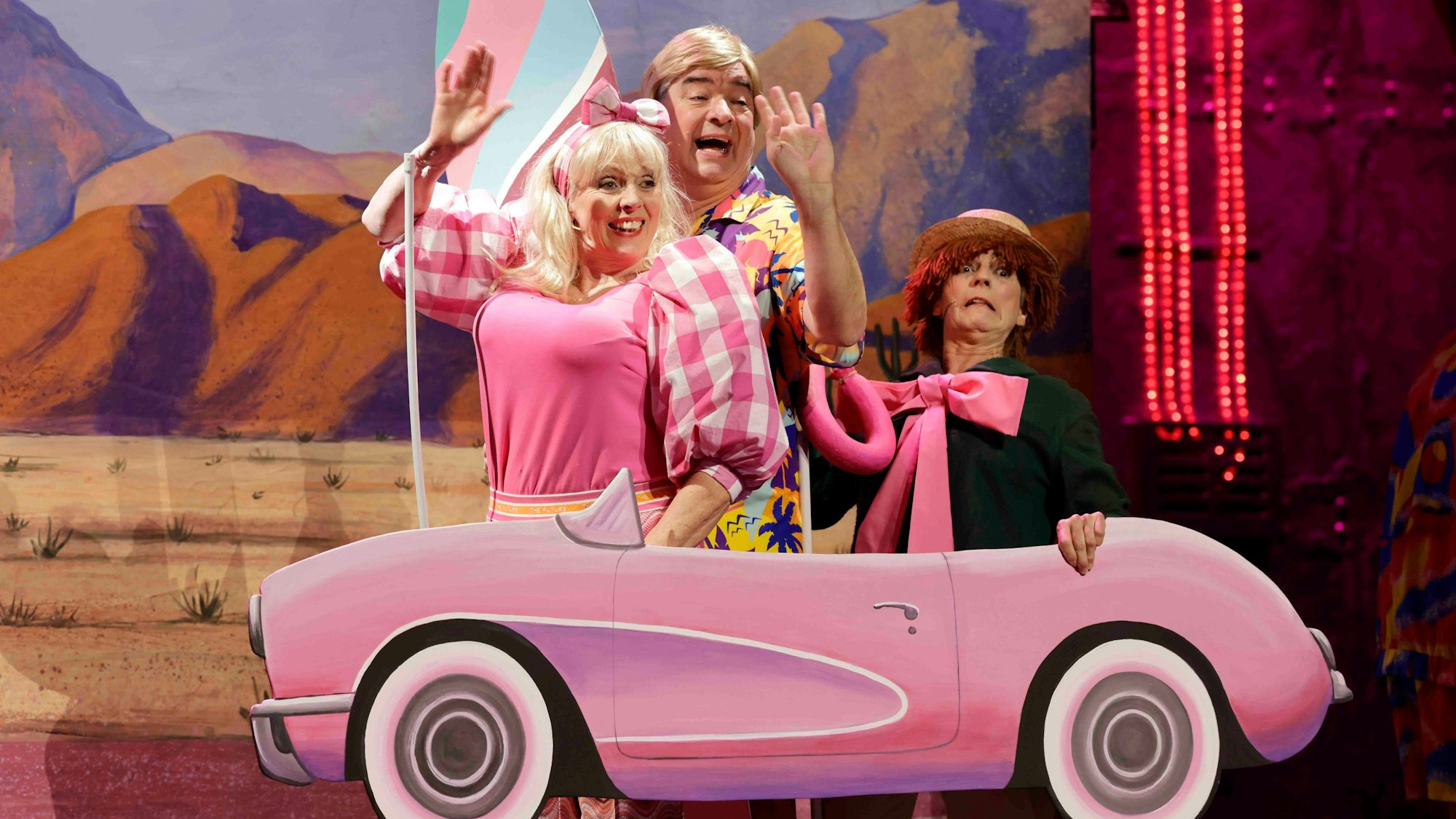 Stockpuppe Bärbelchen wird in Knollen Village zu Barbichen. Mit im Gepäck: Beifahrer Kennesje und Speimanes.