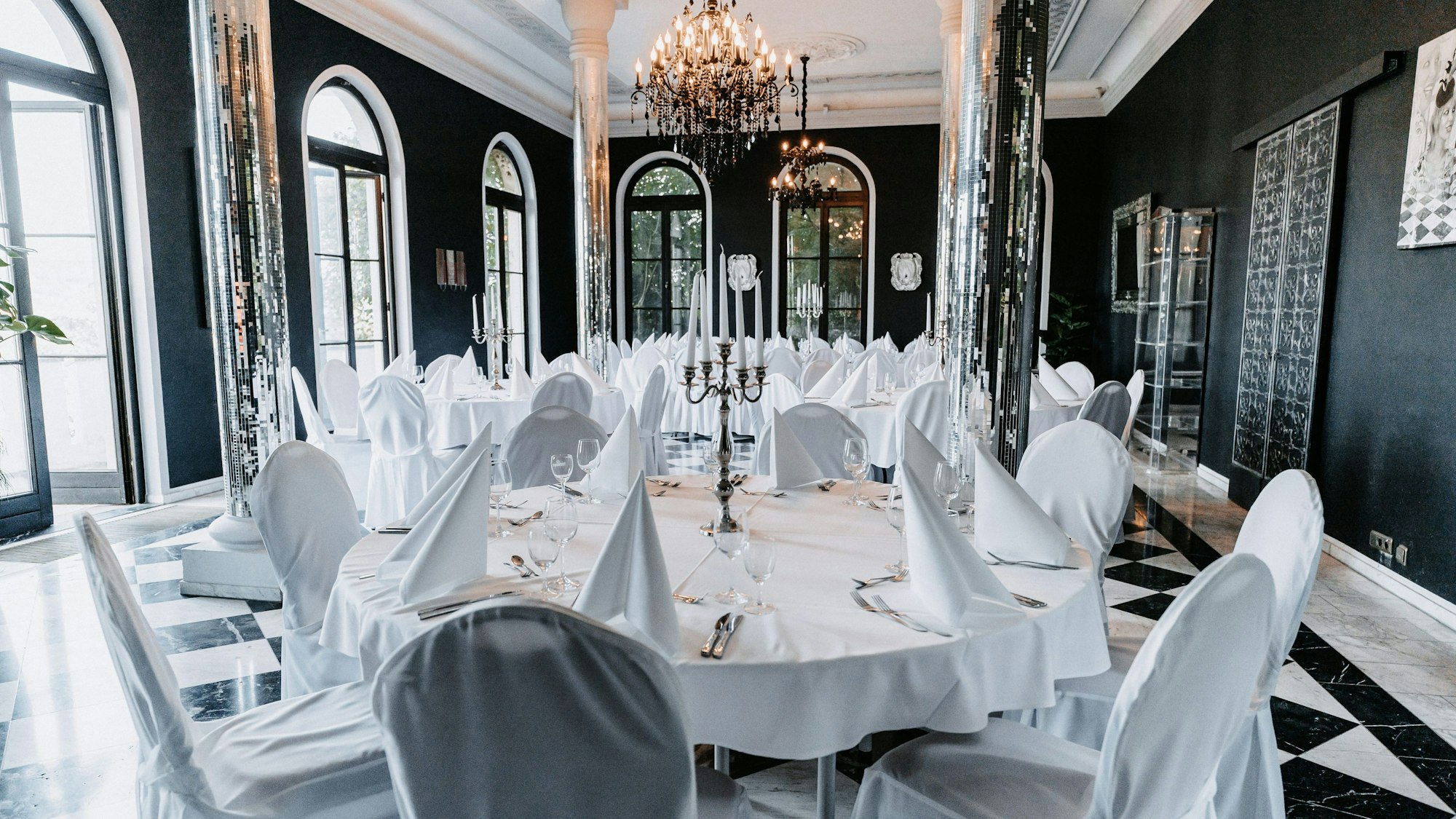 Im festlichen Speiseraum können bis zu 70 Gäste bewirtet werden. Cathy Kohlenberg/dpa