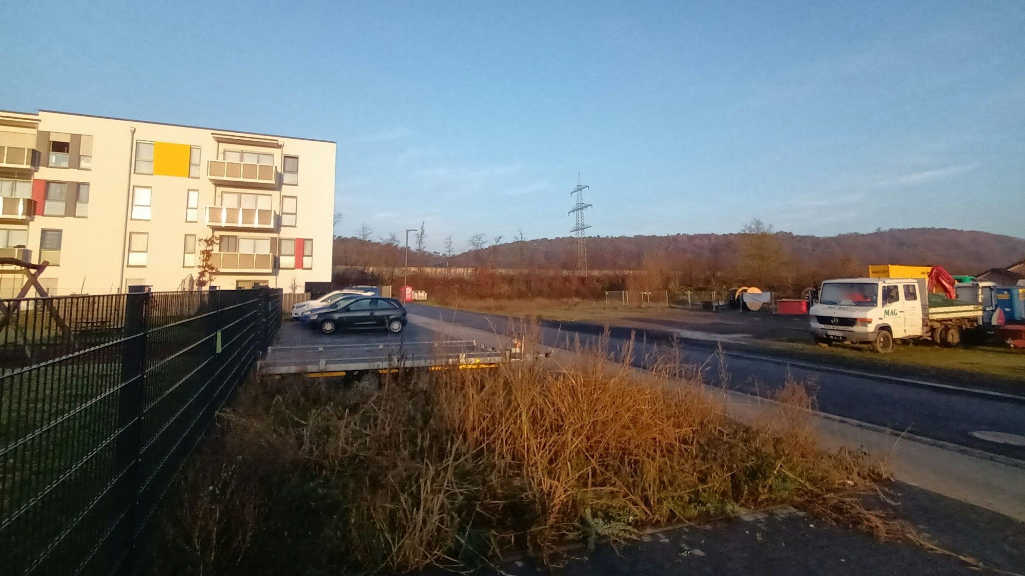 Mehrfamilienhäuser und eine Freifläche