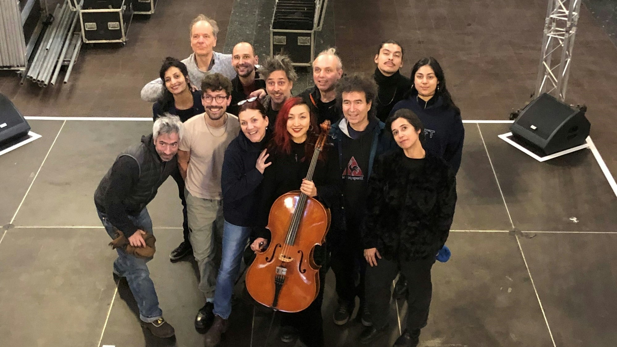 Ensemble des „Cirque Bouffon“ steht auf einer Bühne.