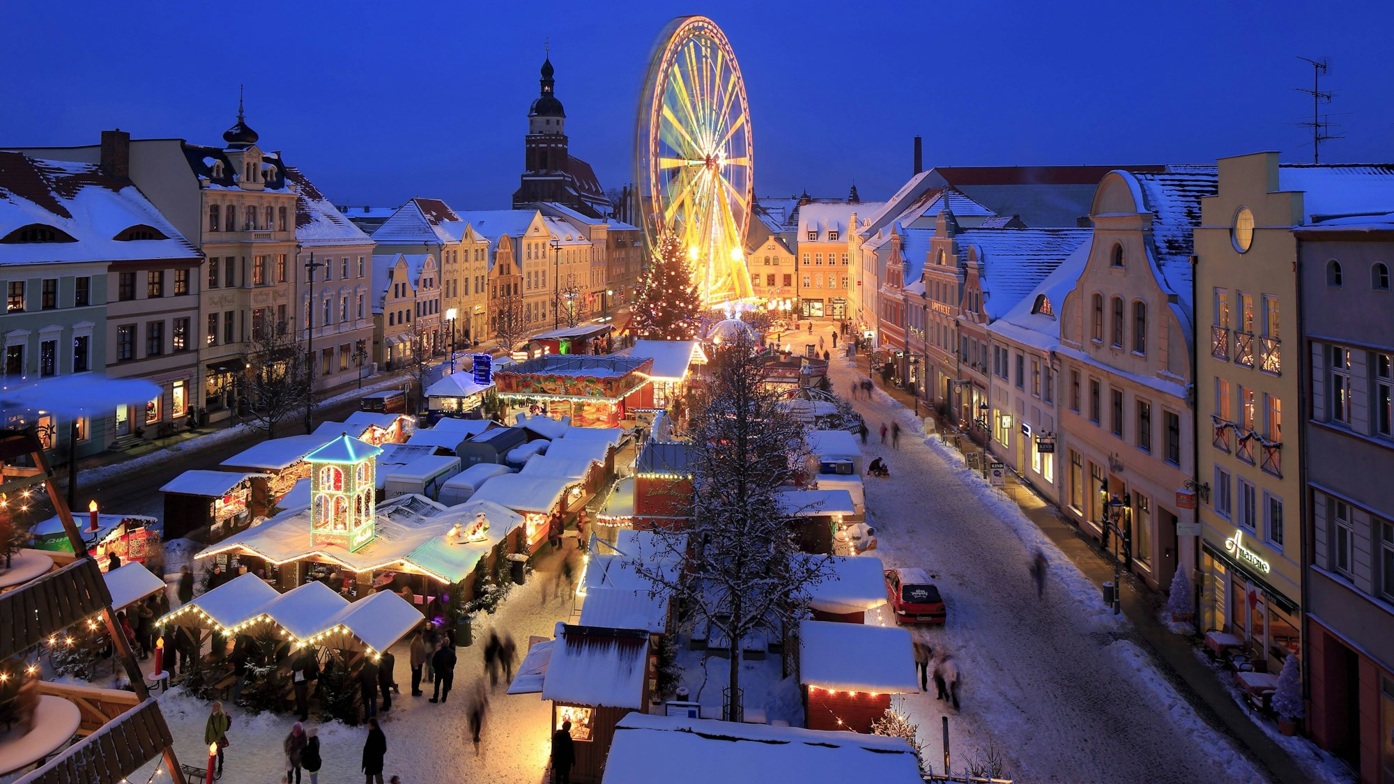 Der Cottbuser „Weihnachtsmarkt der tausend Sterne“ 2022 aus der Luft.
