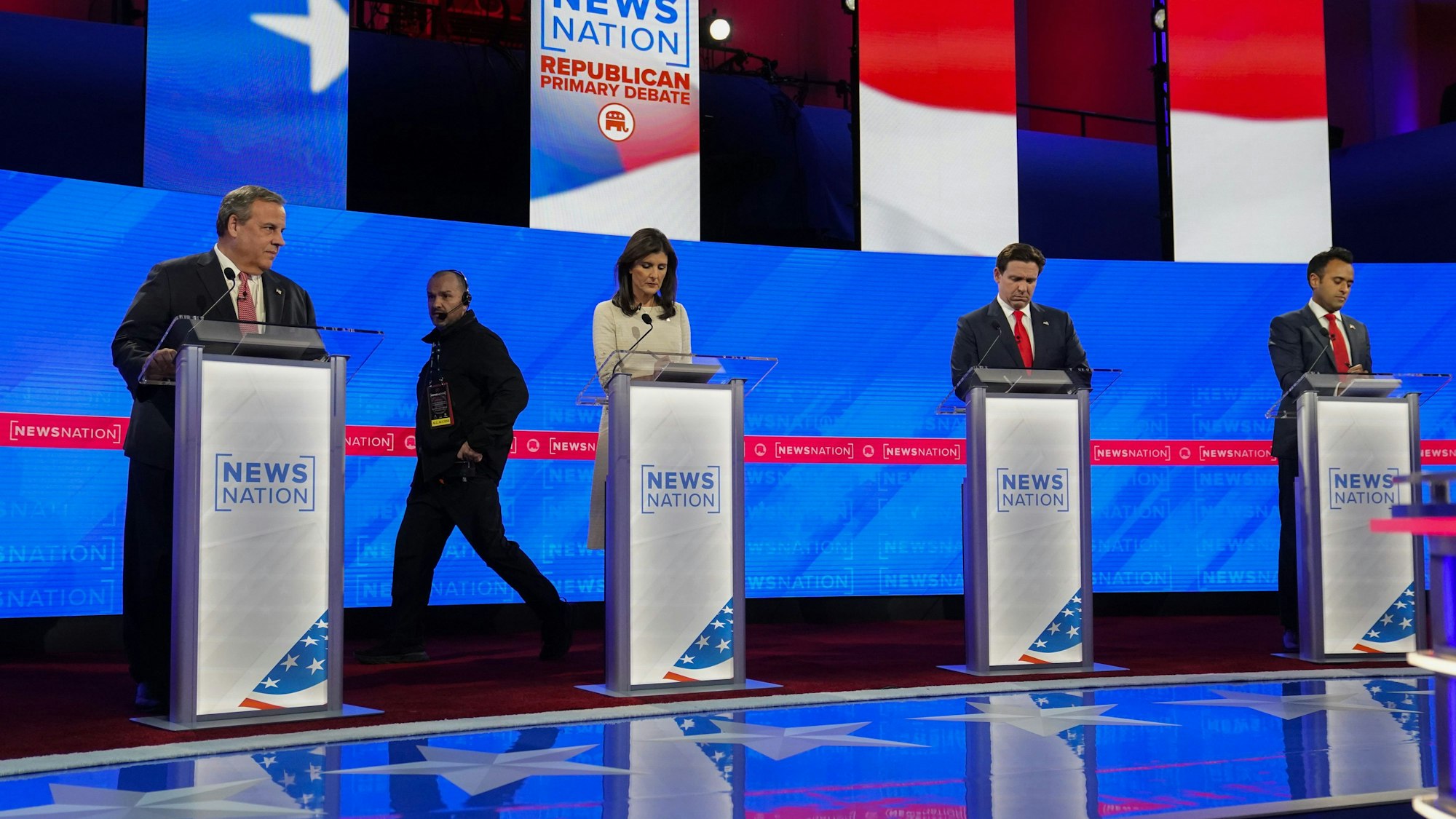 Die republikanischen Präsidentschaftskandidaten Chris Christie, Nikki Haley, Ron DeSantis und Vivek Ramaswamy stehen hinter Rednerpulten.