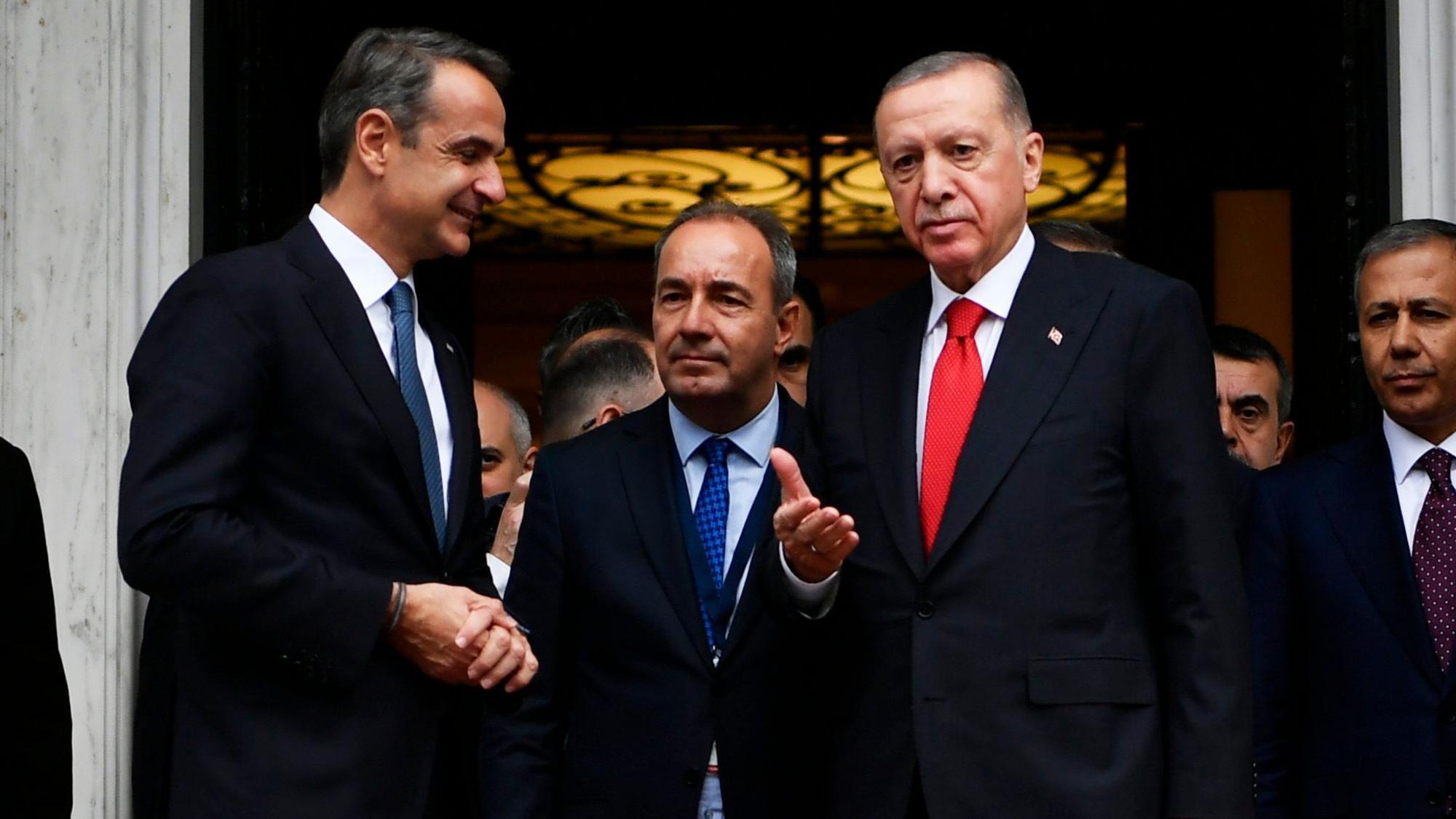 Der türkische Präsident Recep Tayyip Erdogan weist seinem griechischen Kollegen Kyriakos Mitsotakis bei ihrem Treffen den Weg.