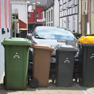 Mülltonnen stehen in einer Reihe.