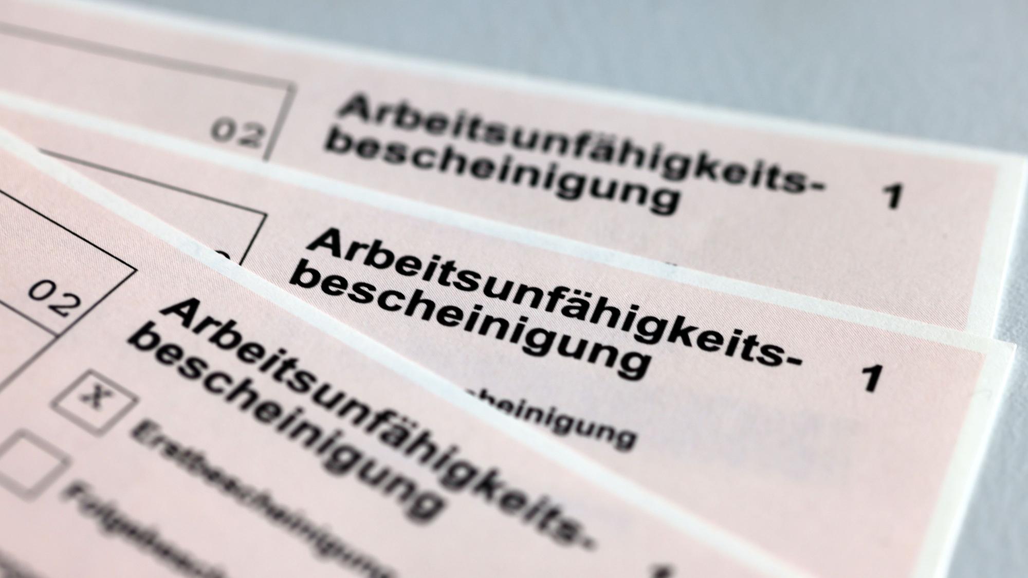 Arbeitsunfähigkeitsbescheinigungen für Arbeitnehmer im Falle einer Krankschreibung durch den Arzt.