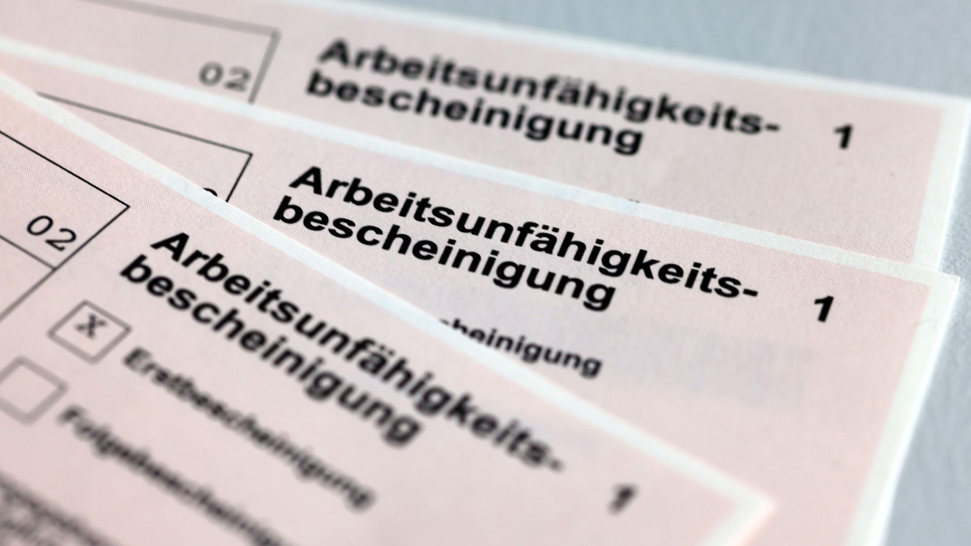 Arbeitsunfähigkeitsbescheinigungen für Arbeitnehmer im Falle einer Krankschreibung durch den Arzt.