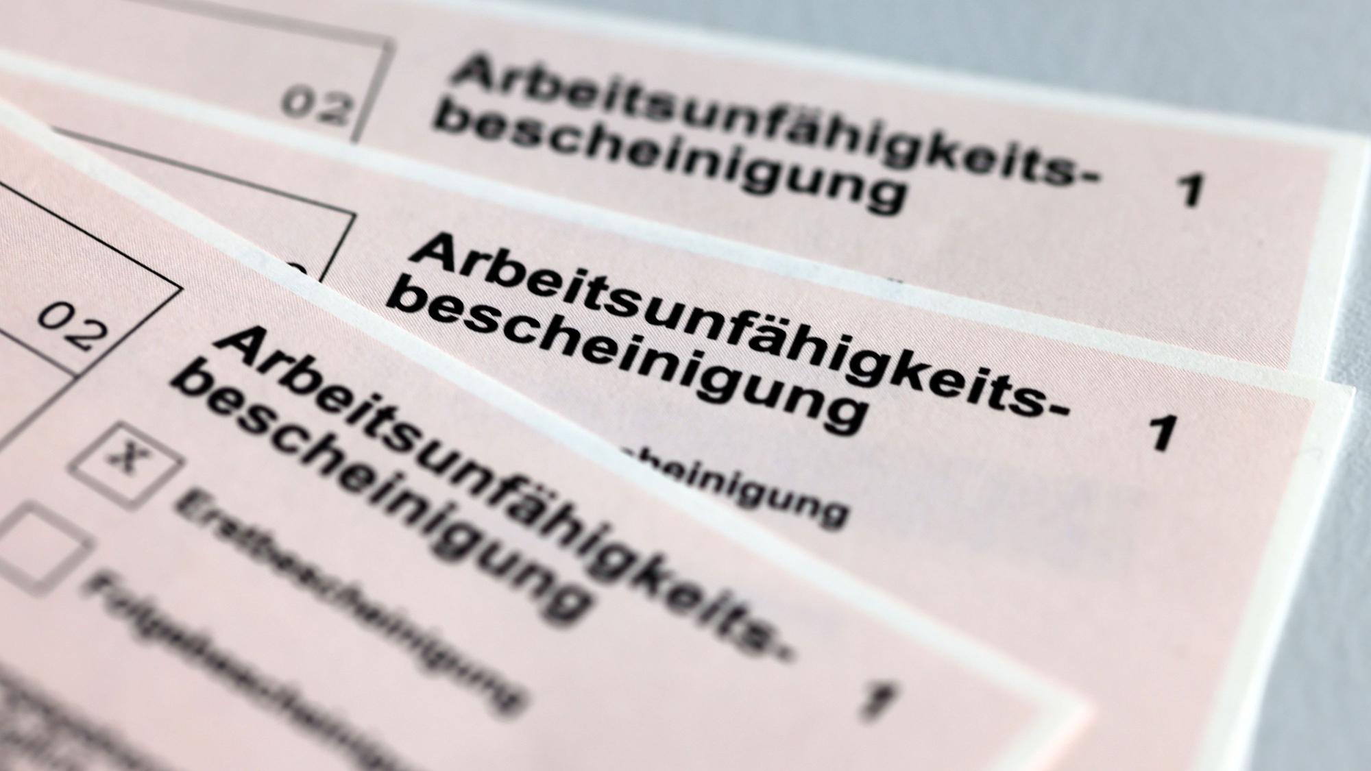Patientinnen und Patienten sollen sich bei leichteren Erkrankungen künftig generell telefonisch von ihrer Arztpraxis krankschreiben lassen können.