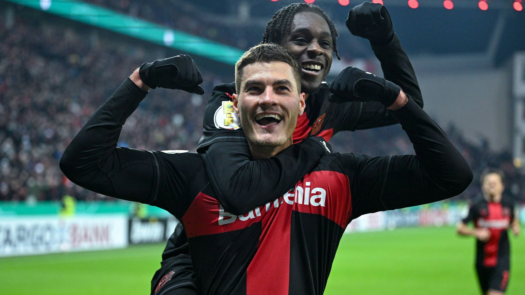DFB Pokal, Achtelfinale, Saison 2023/2024, Bayer Leverkusen - SC Paderborn, Patrik Schick Bayer Leverkusen freut sich über das Tor zum 3:1 mit Jeremie Frimpong
