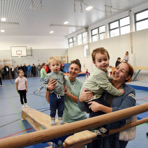 Kinder turnen in der sanierten Sporthalle.
