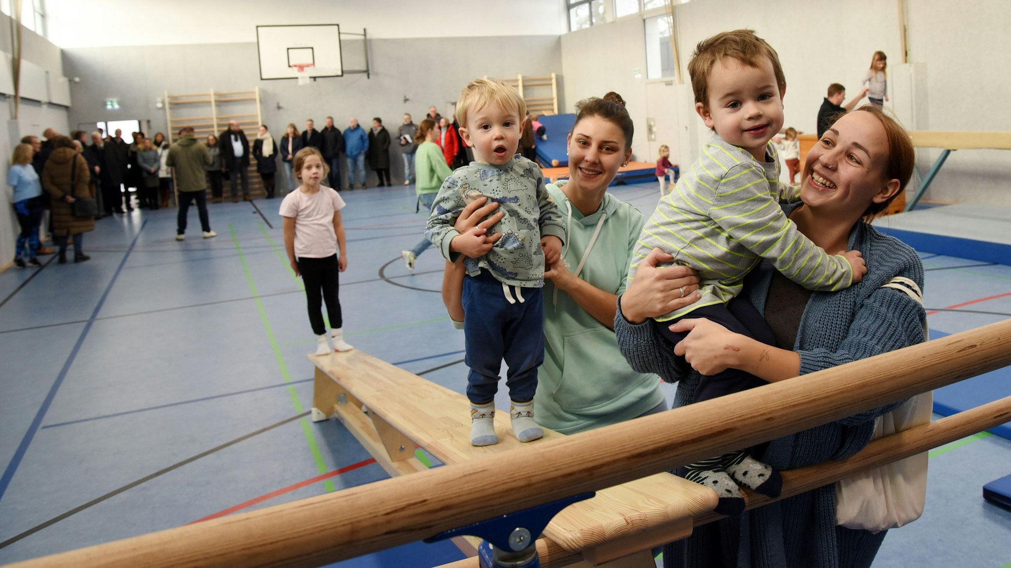 Kinder turnen in der sanierten Sporthalle.
