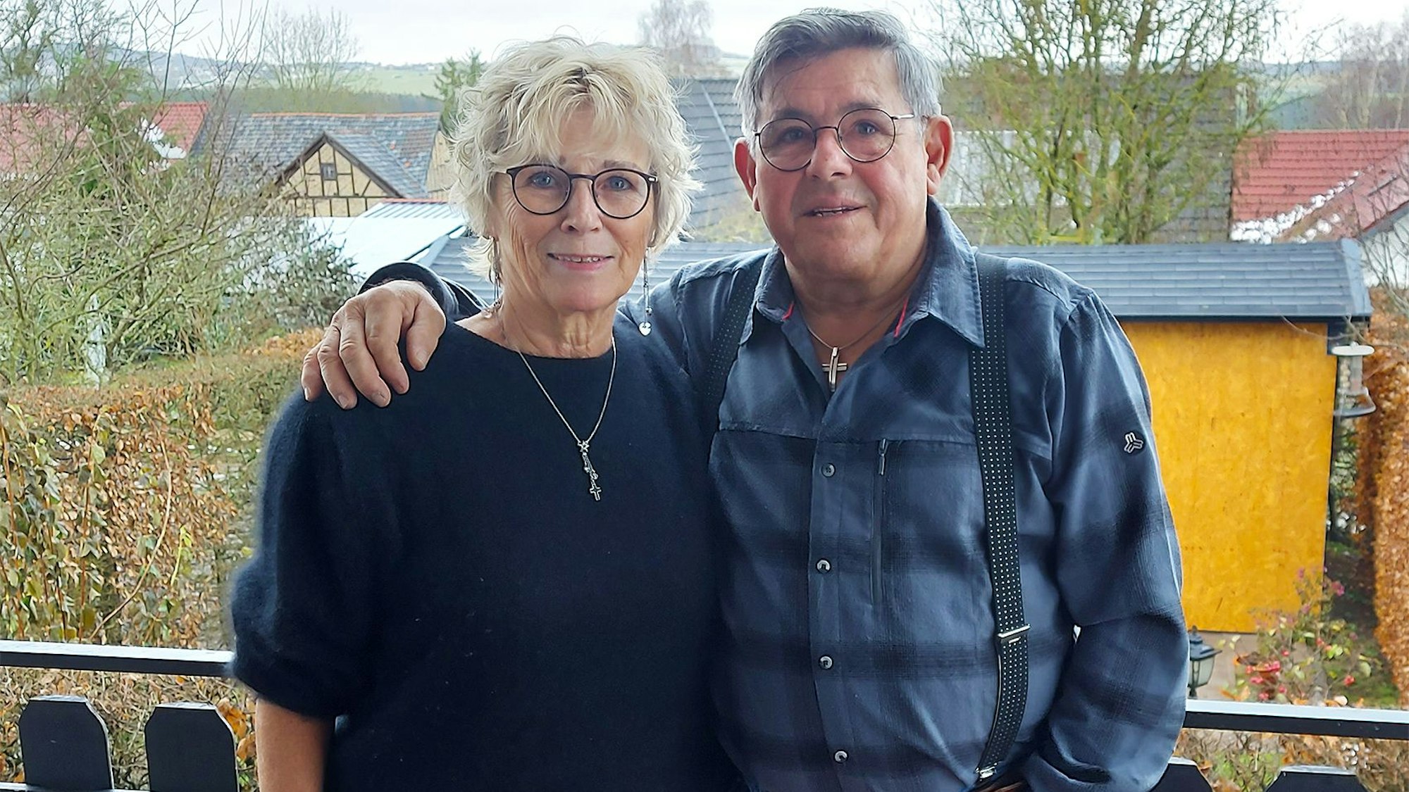 Mechtilde und Javier Romero stehen Arm in Arm auf einem Balkon.